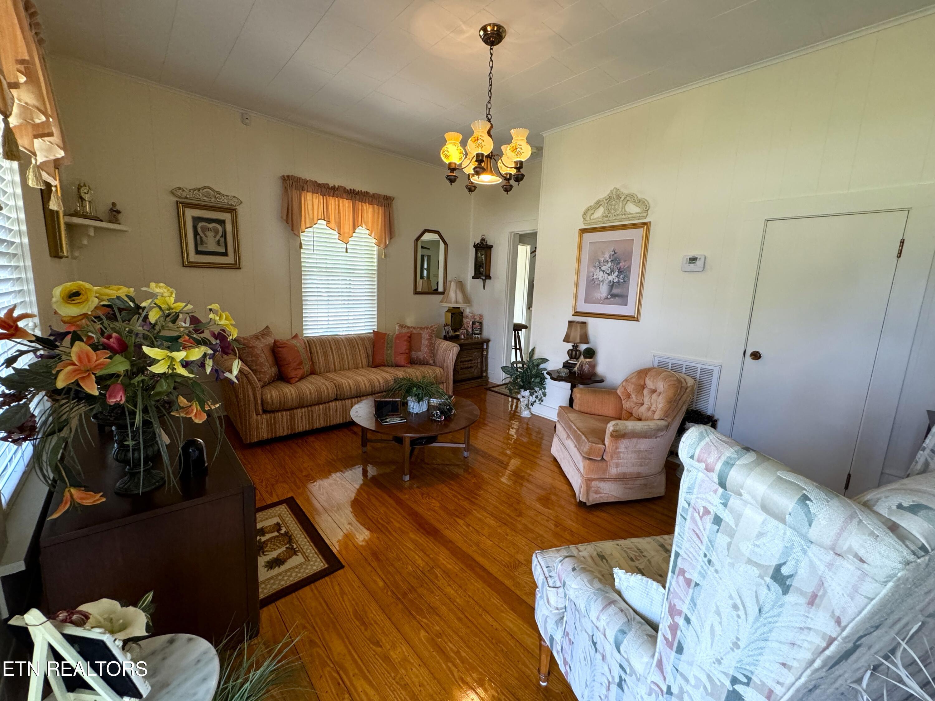 631 6th St Property Photo 8