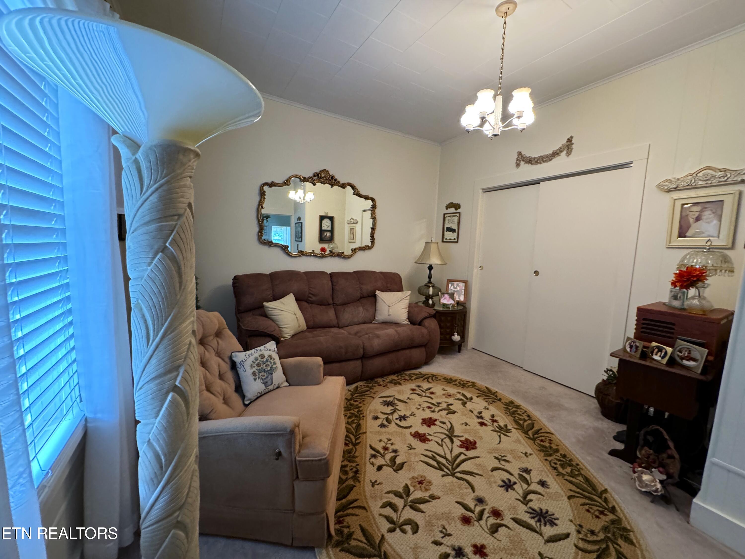 631 6th St Property Photo 16