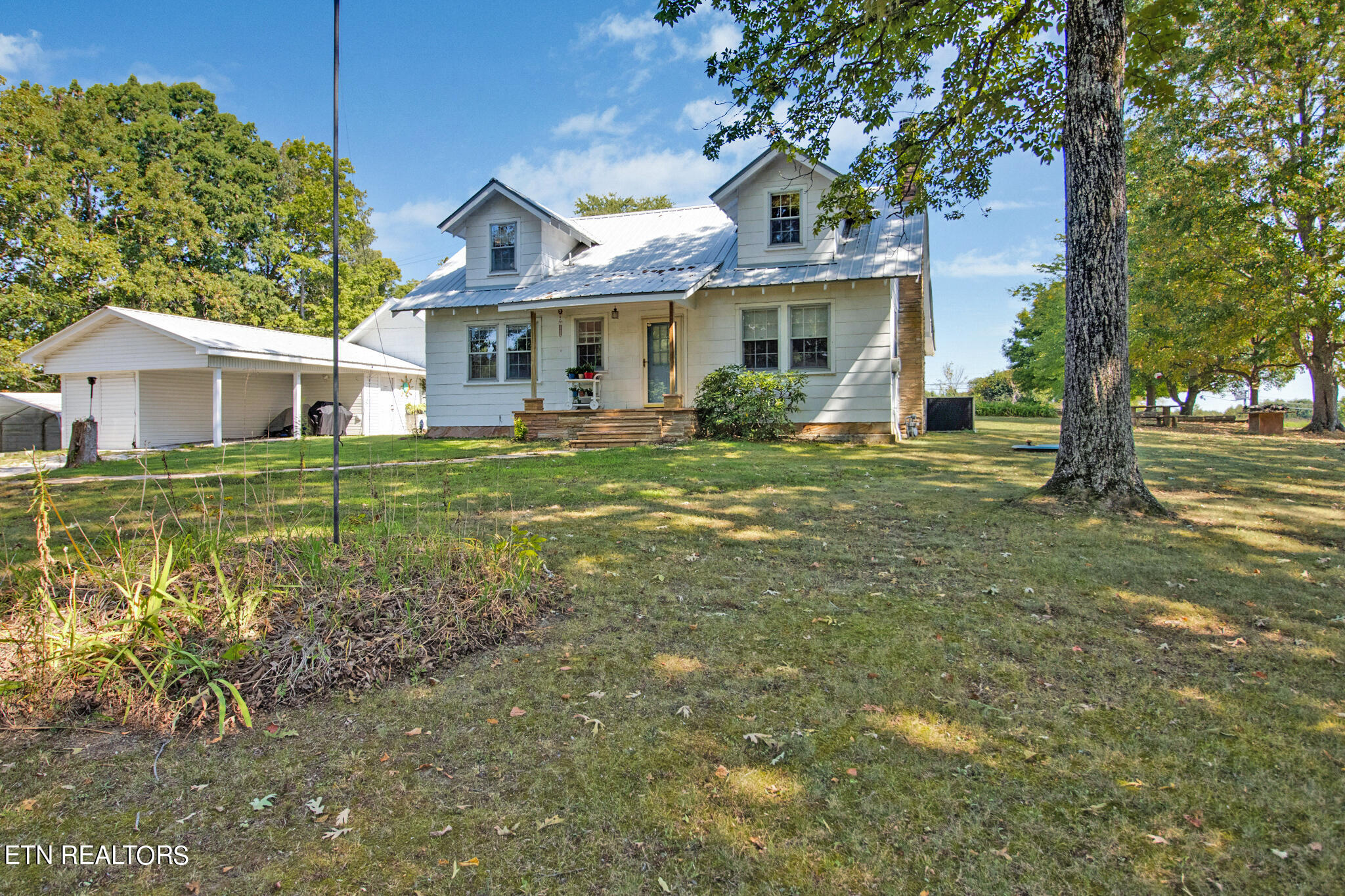 2381 E First St Property Photo 1