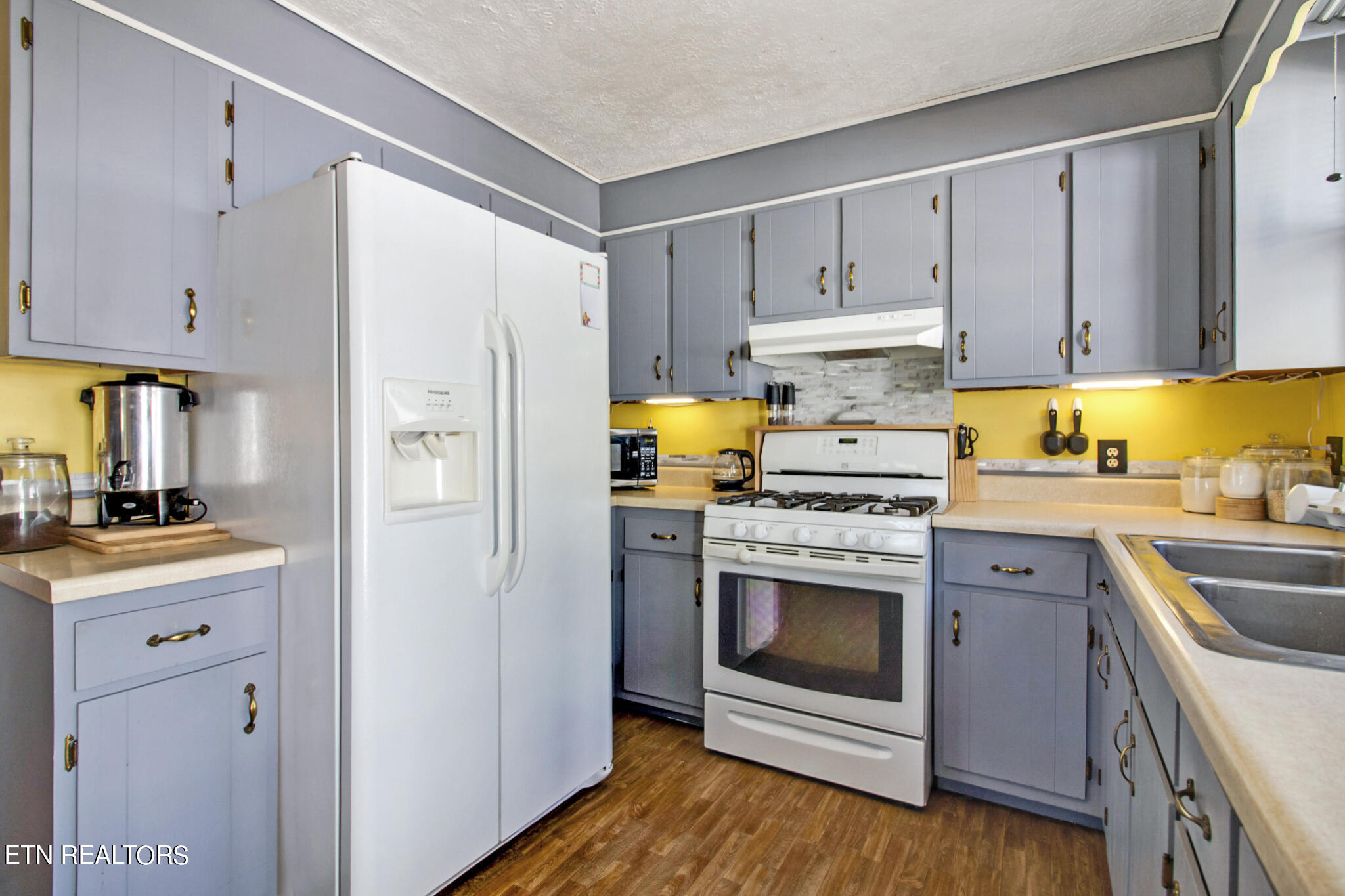 2381 E First St Property Photo 15