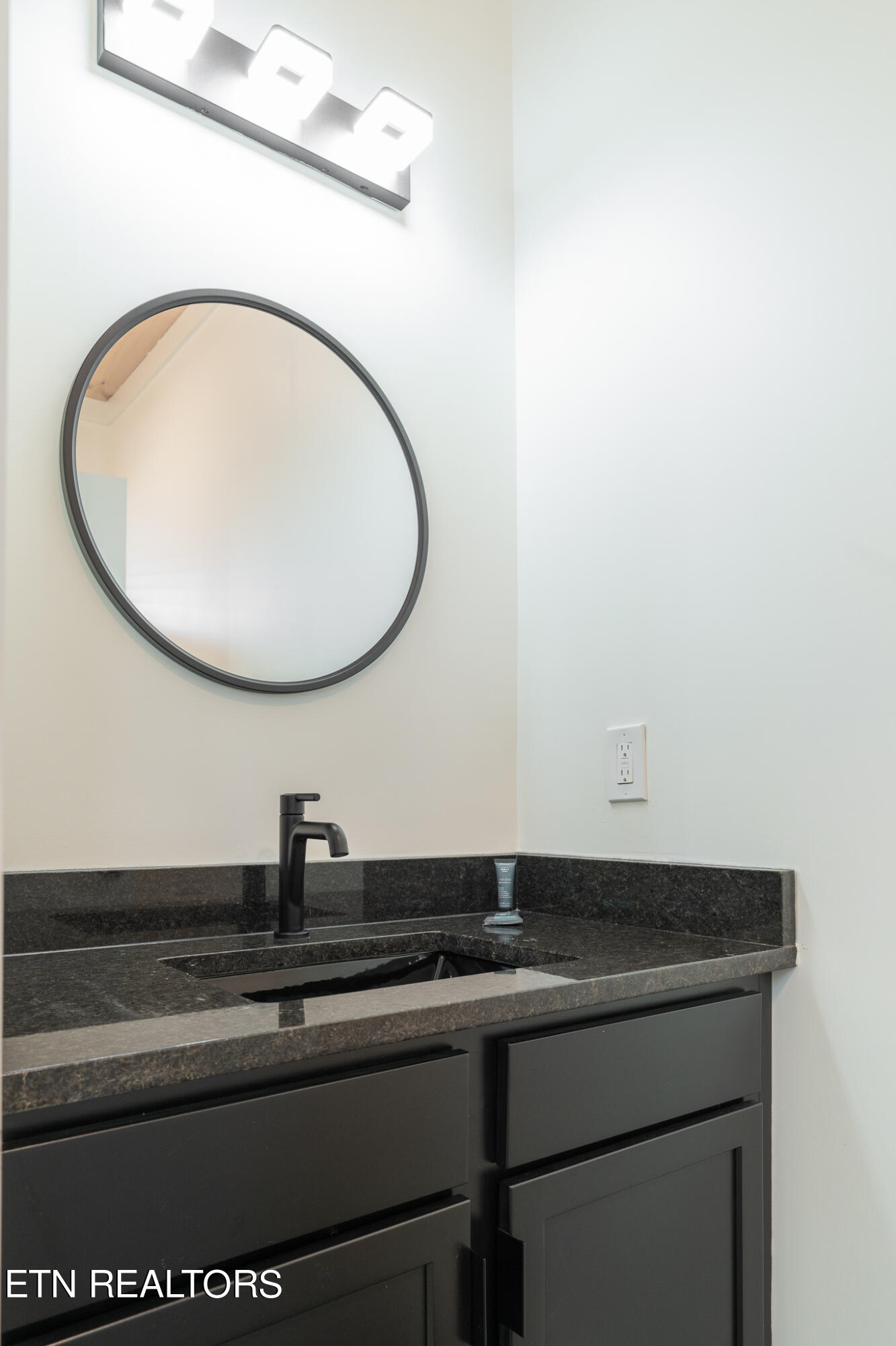 410 Compass Point Way Property Photo 15
