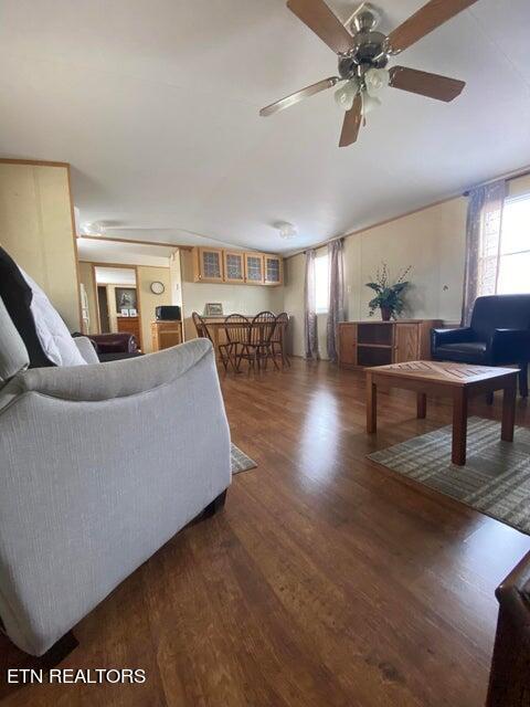 528 Yoakum Lane Property Photo 3