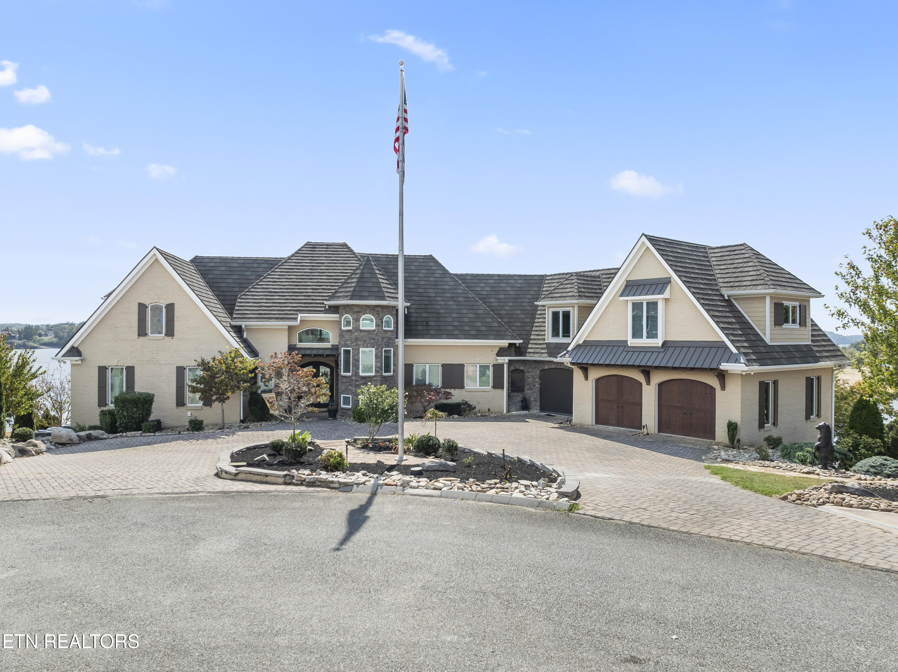 450 Riverbend Drive Property Photo 1