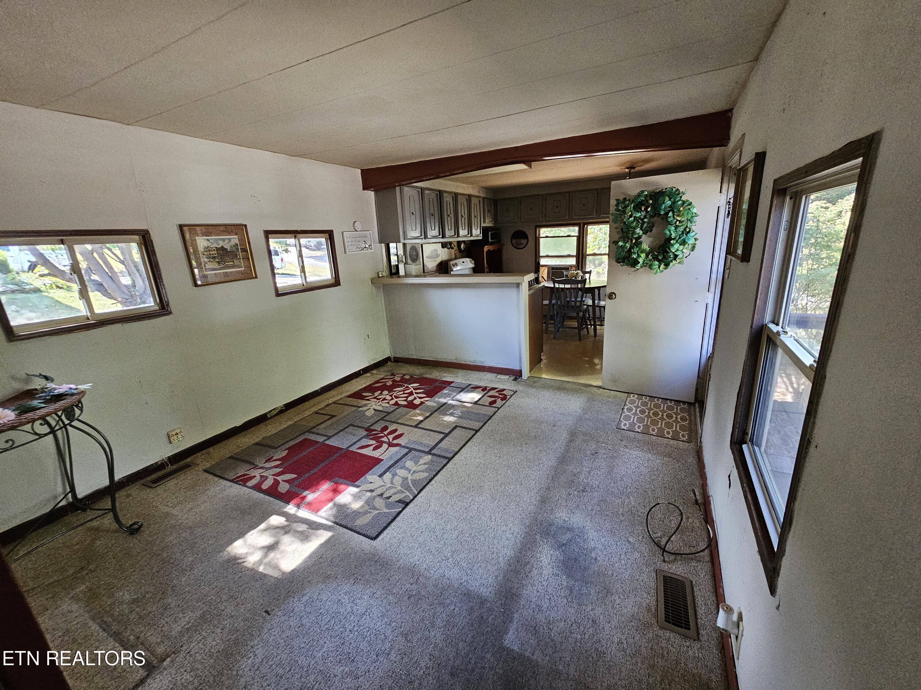 600 W 7th Ave Property Photo 4