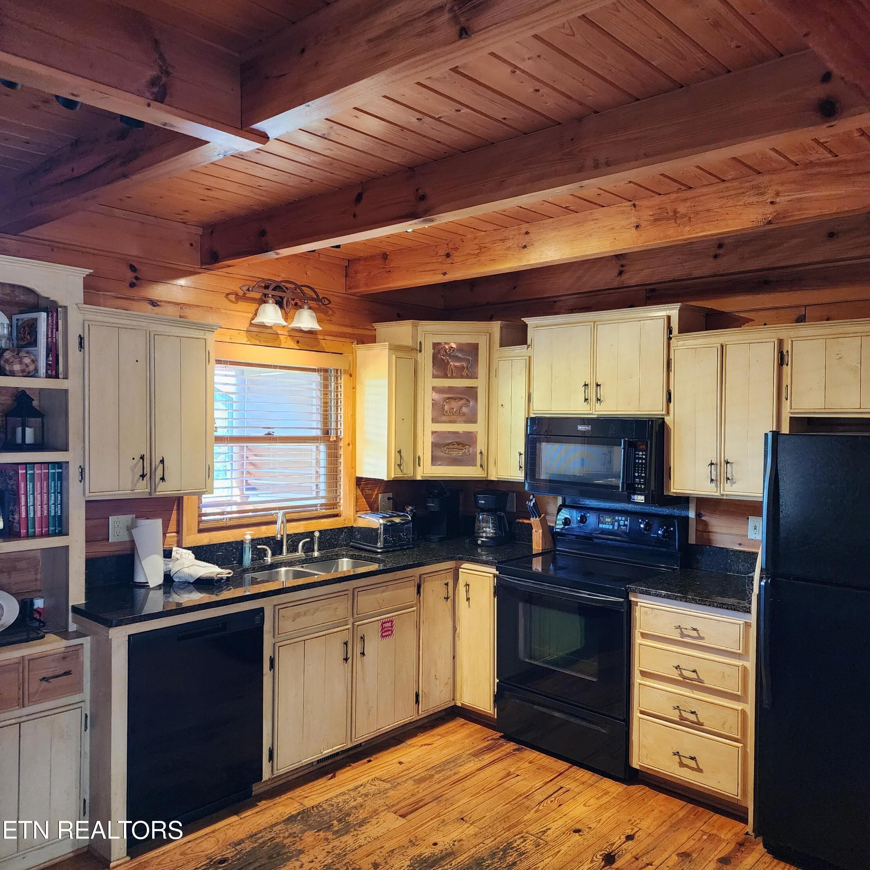 912 Black Bear Cub Way Property Photo 8