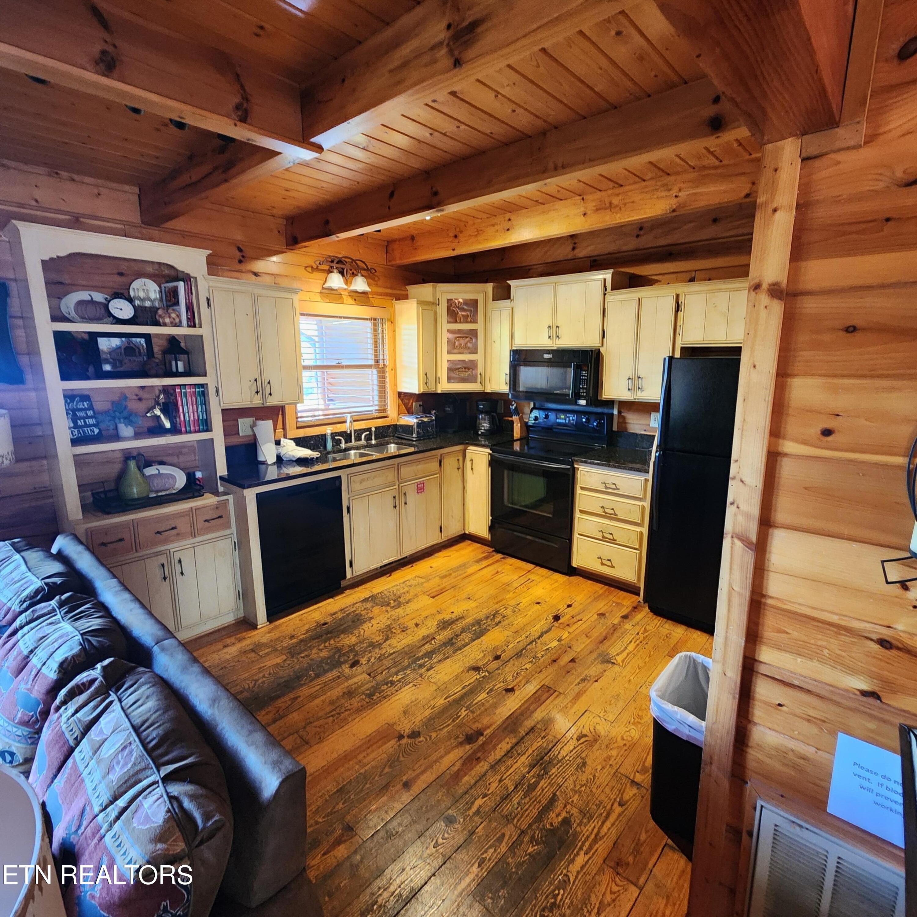 912 Black Bear Cub Way Property Photo 10