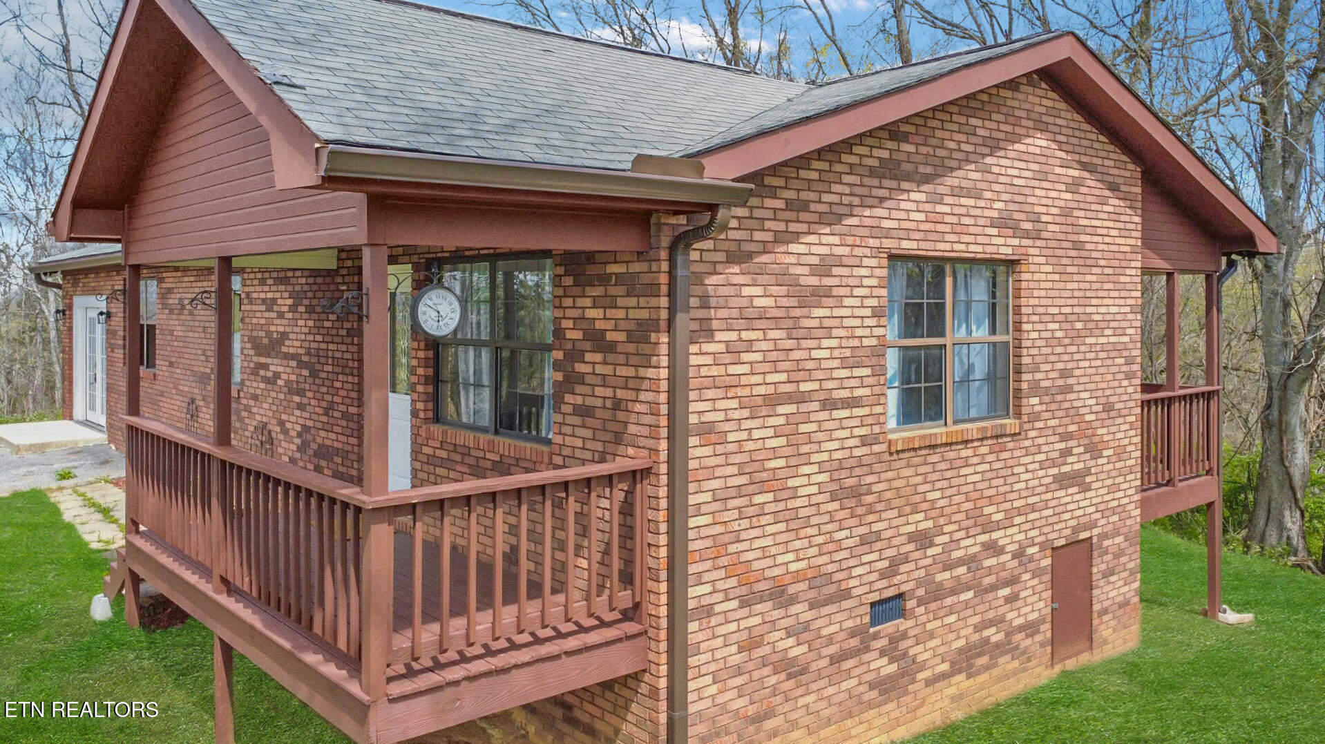 1040 Loop Rd Property Photo 1