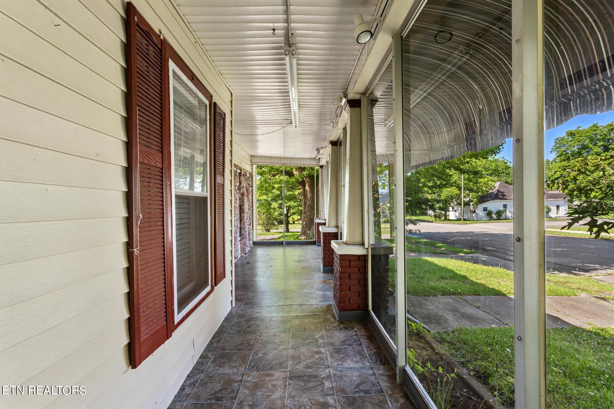 327 Ohio Ave Property Photo 2