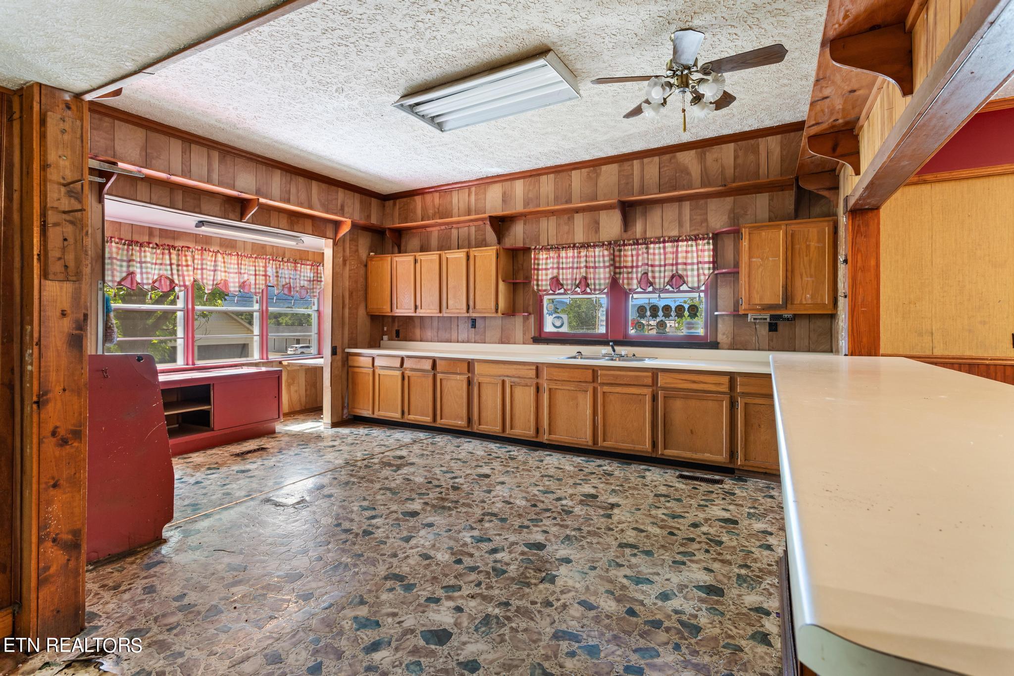 327 Ohio Ave Property Photo 5