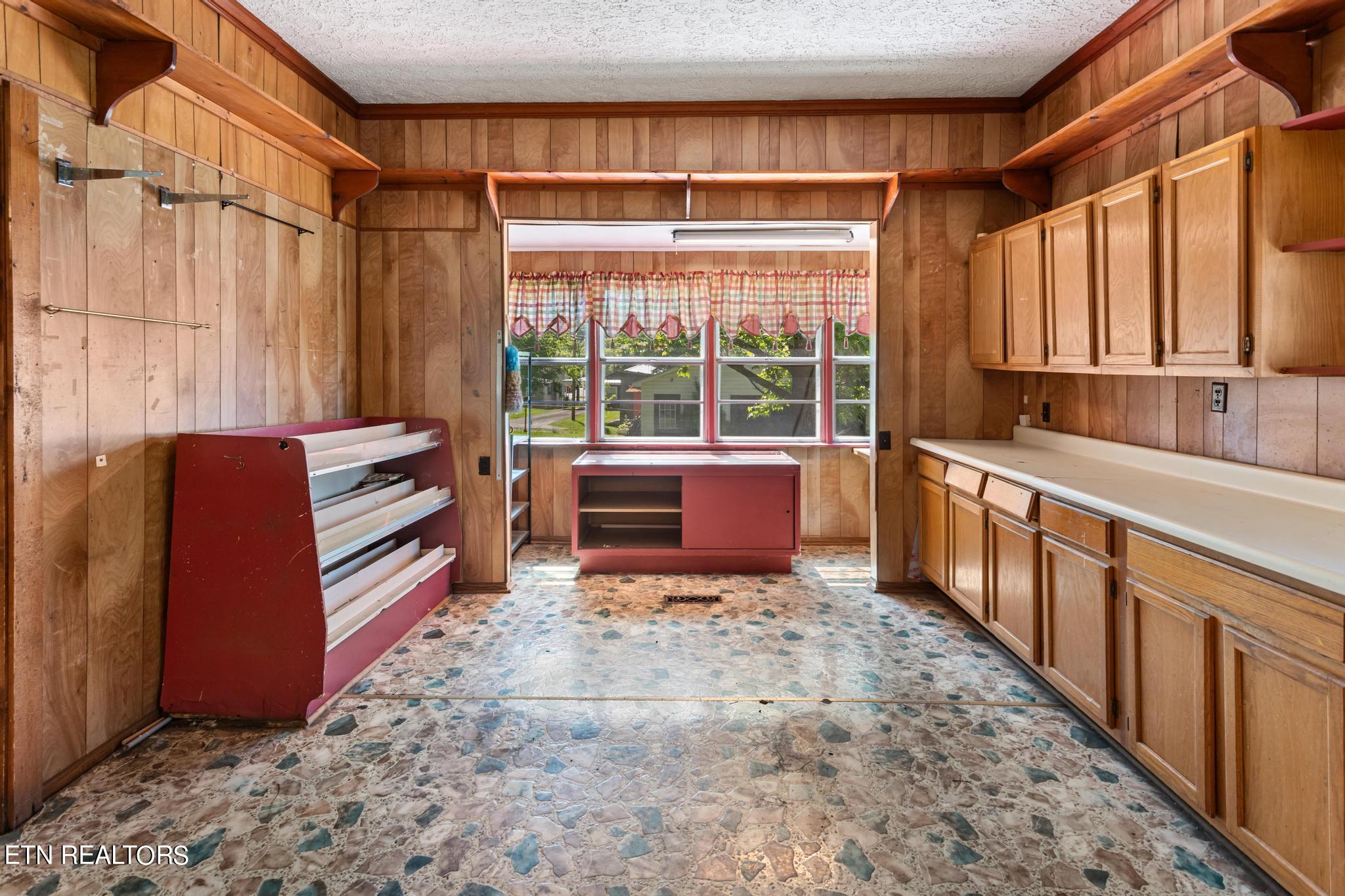 327 Ohio Ave Property Photo 6