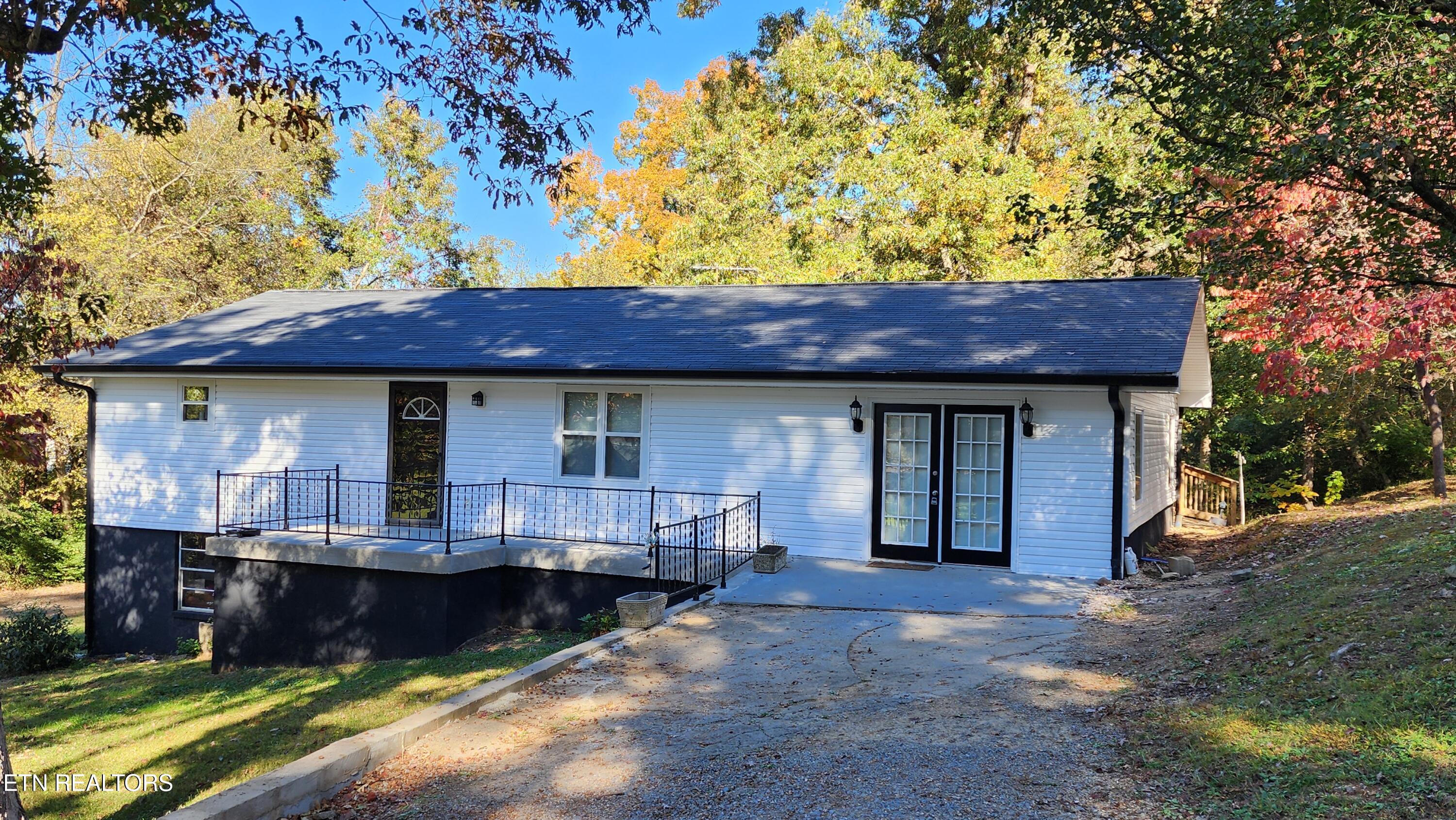 638 Laurel Rd Property Photo 1