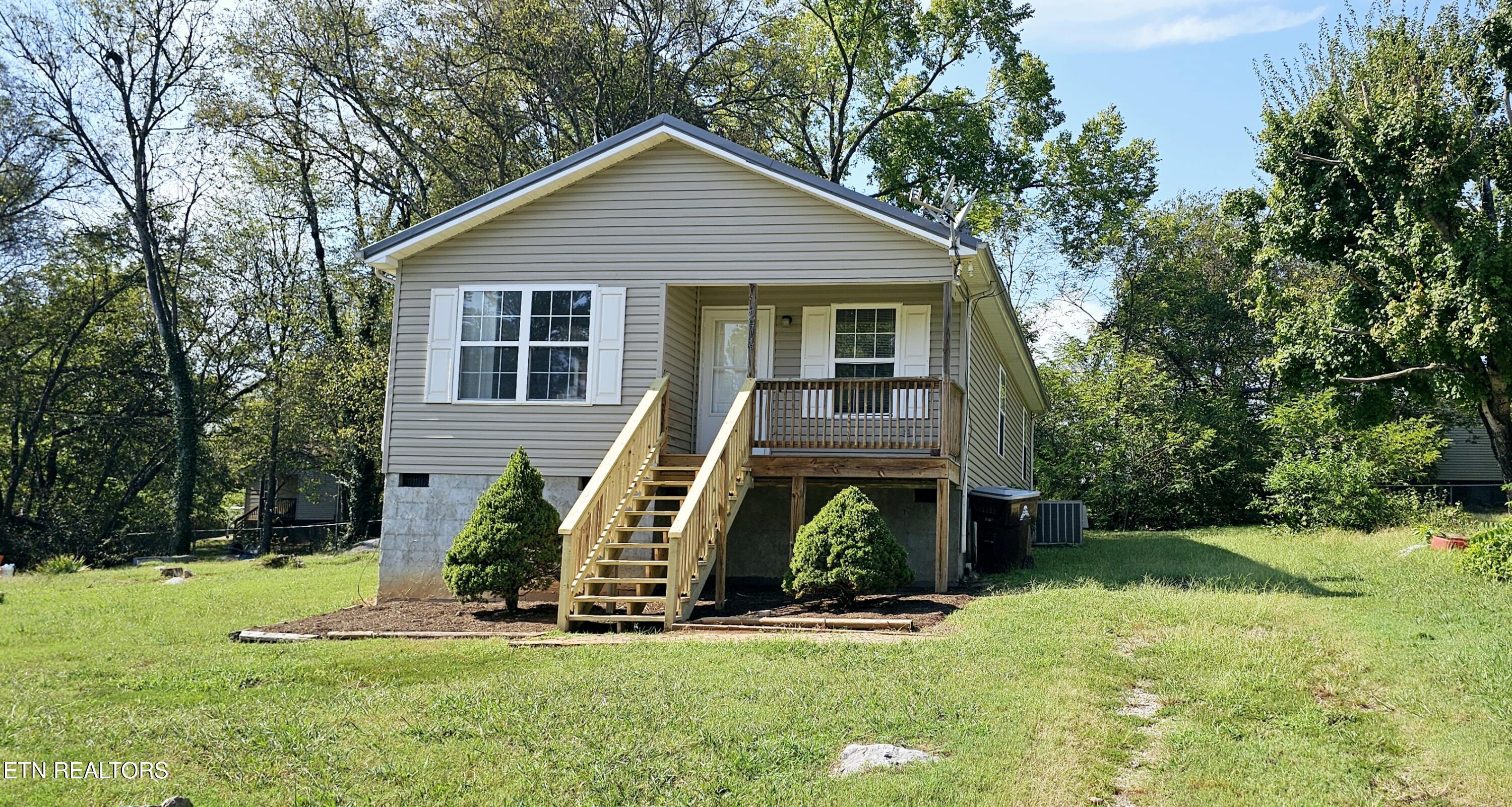 274 W Newcomen St Property Photo 1