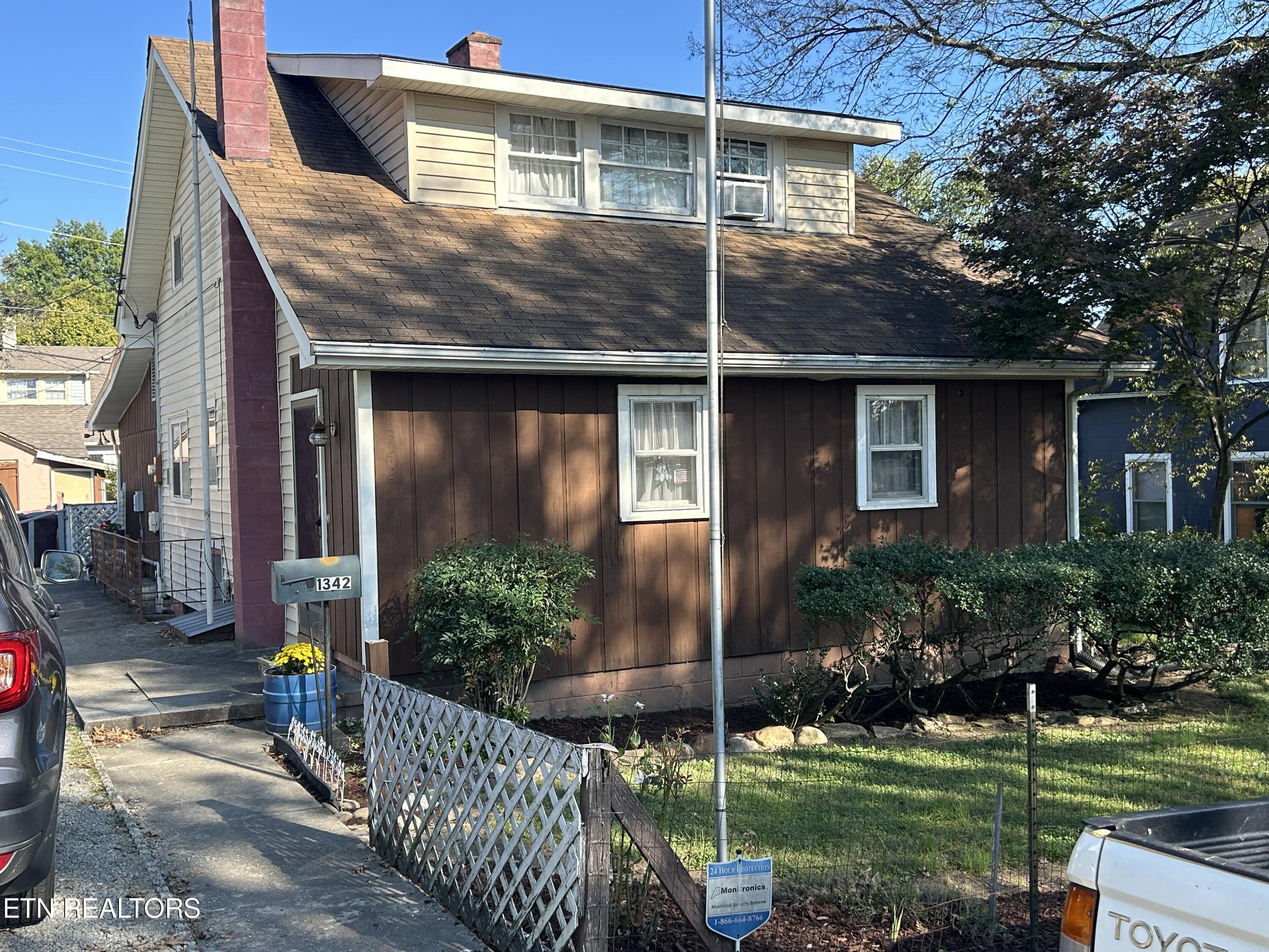 1342 Perkins St Property Photo 1