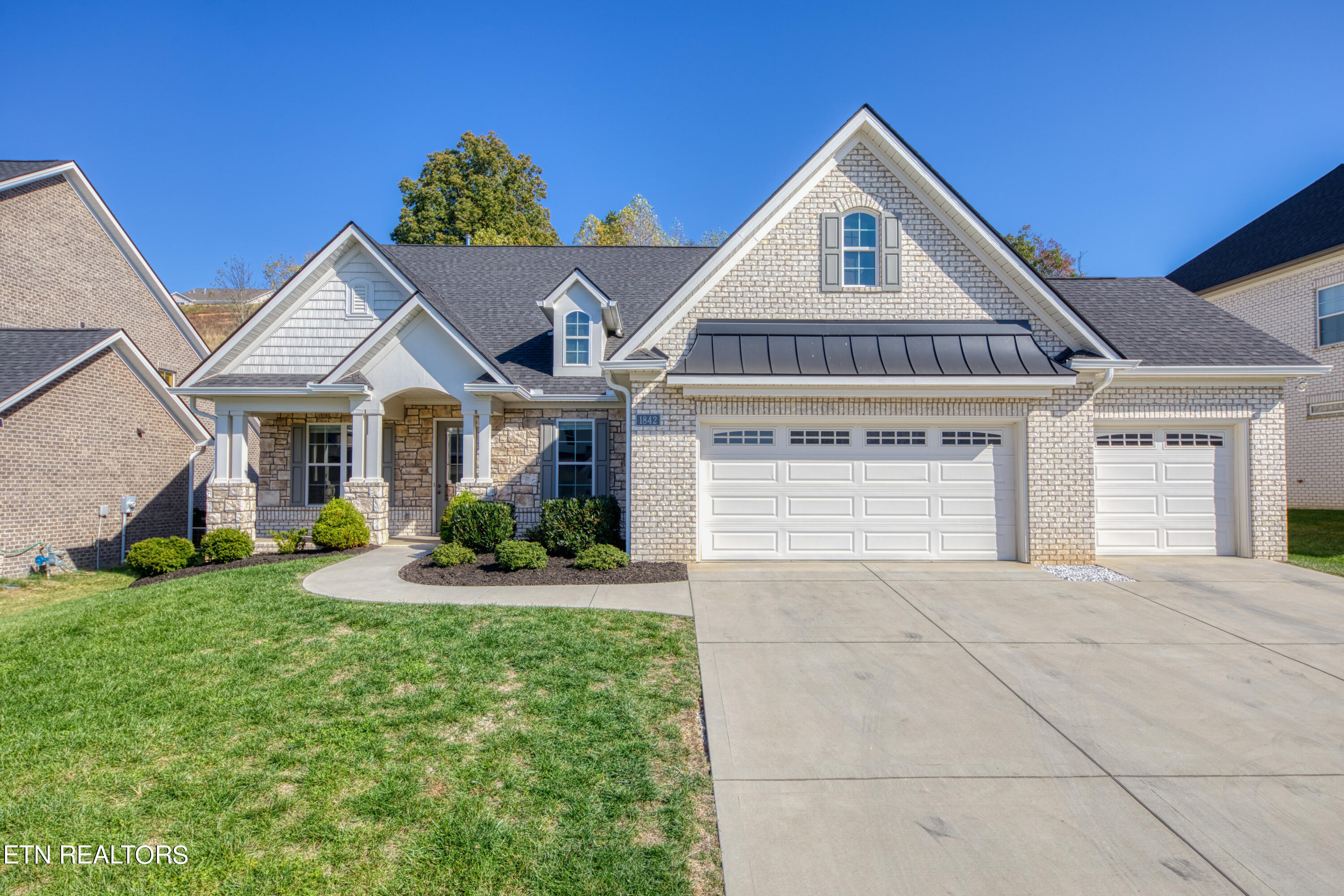 1842 English Ivy Lane Property Photo