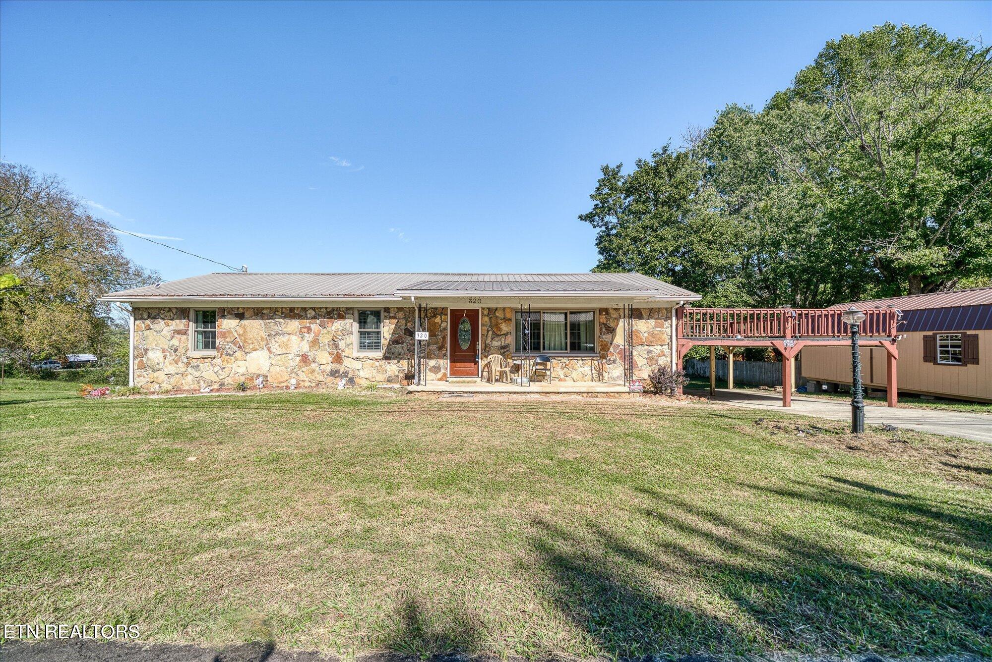 320 Walker St Property Photo 1