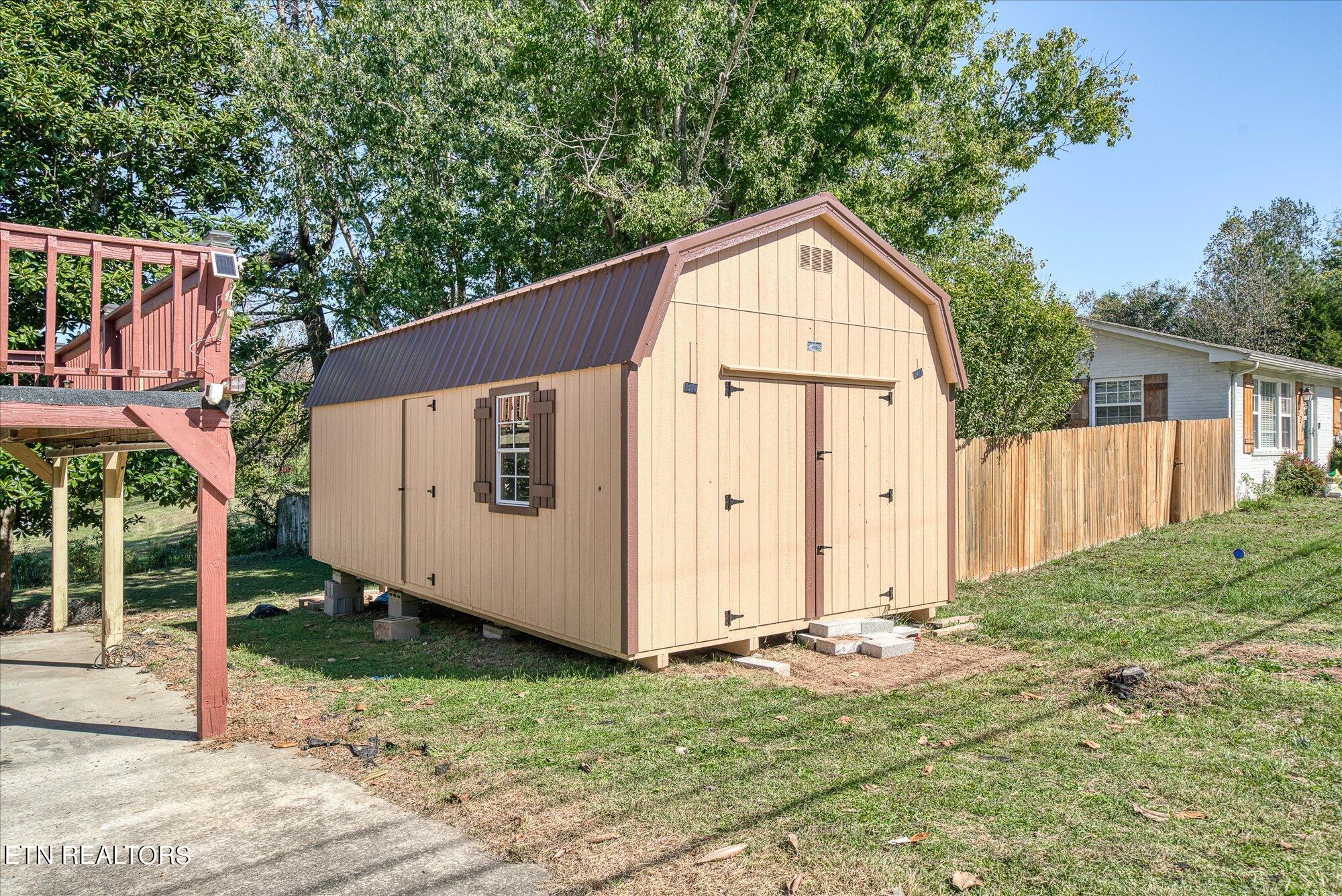 320 Walker St Property Photo 3