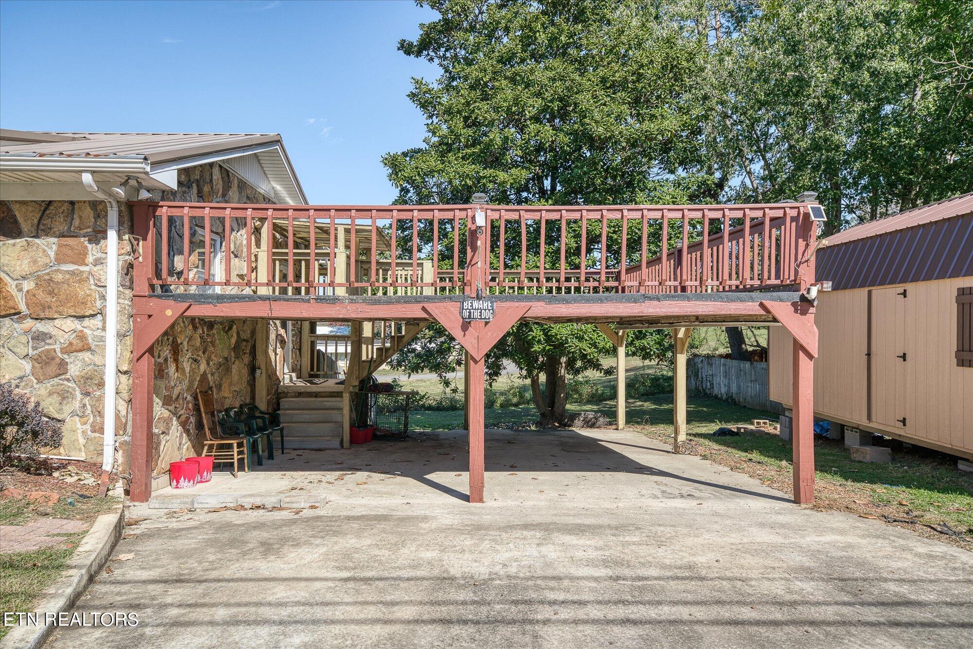320 Walker St Property Photo 4