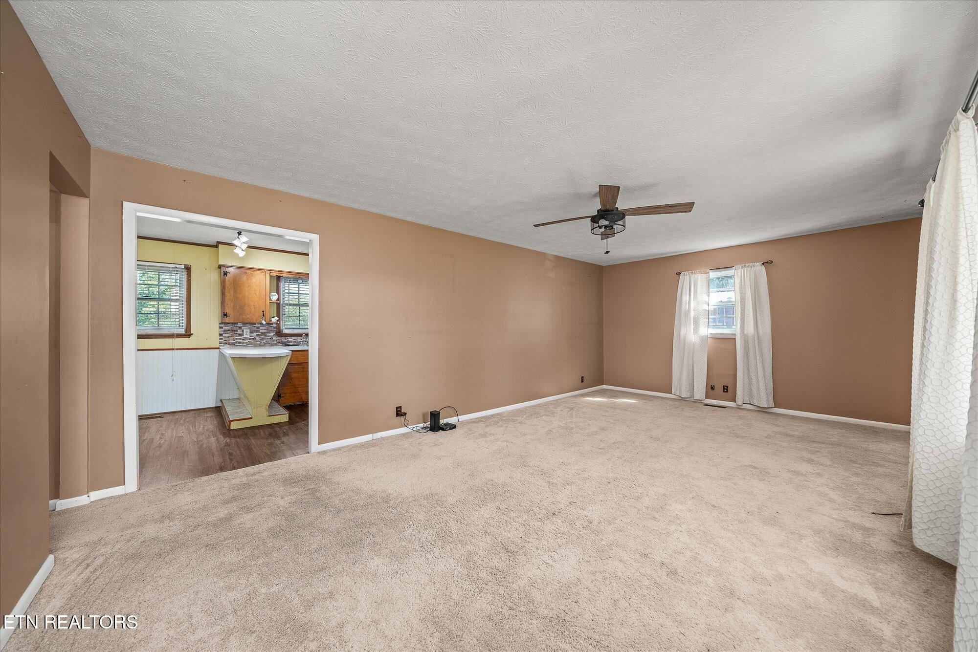 320 Walker St Property Photo 5