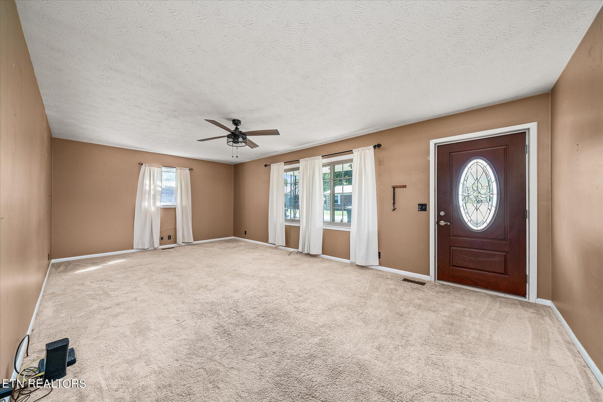 320 Walker St Property Photo 6