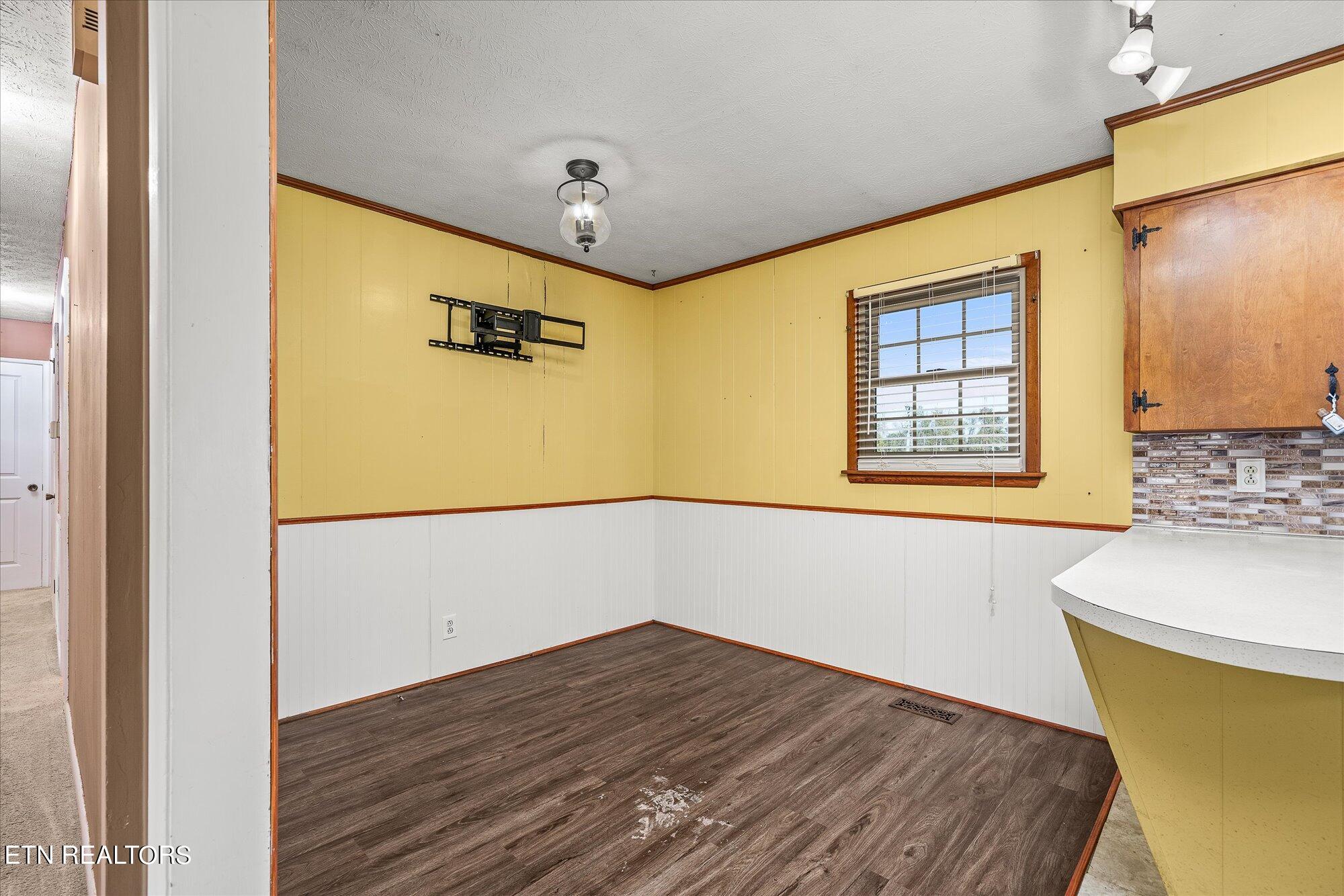 320 Walker St Property Photo 8