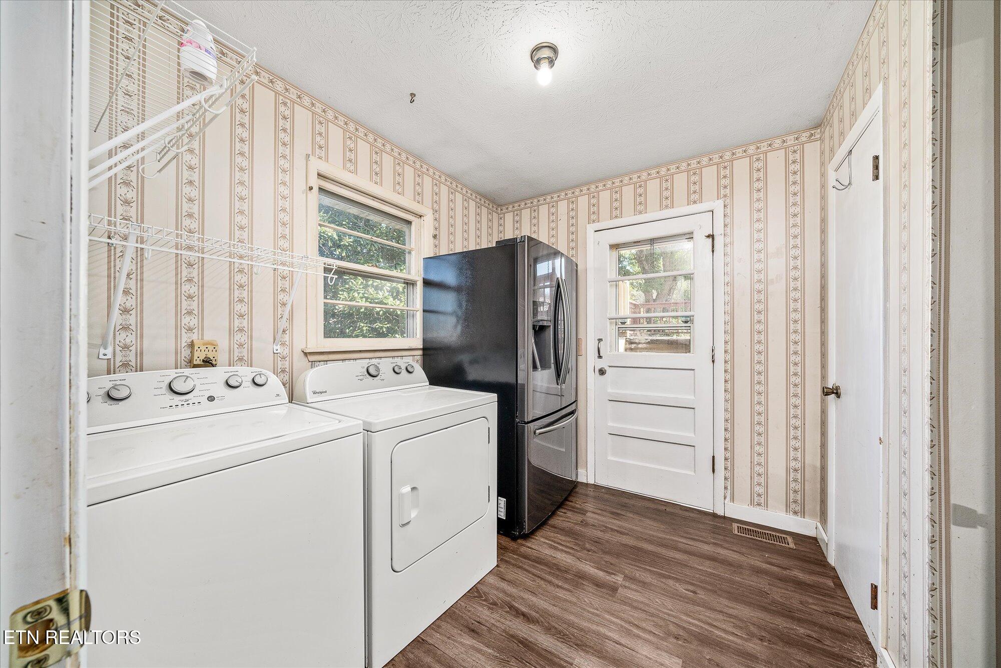320 Walker St Property Photo 12