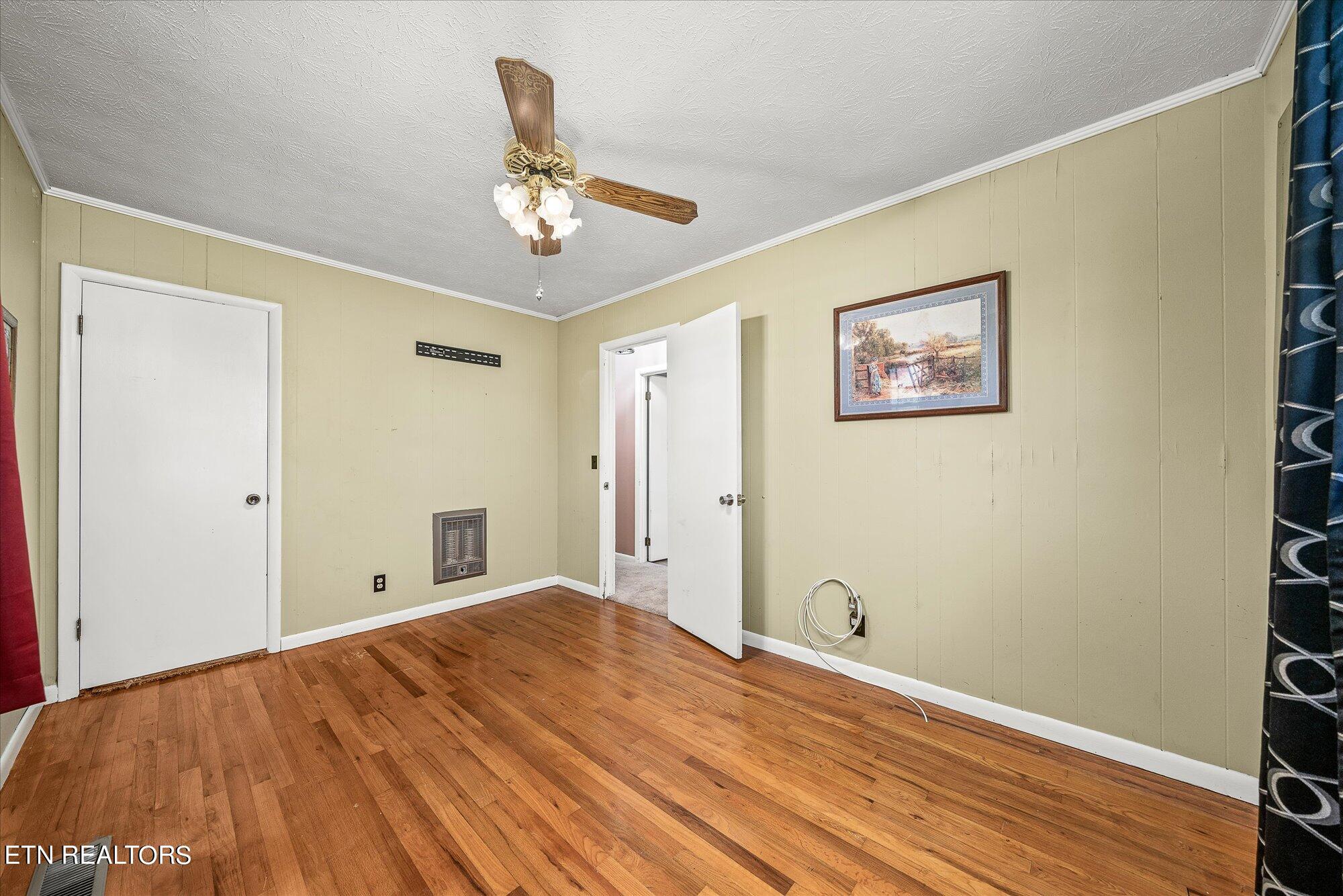320 Walker St Property Photo 16