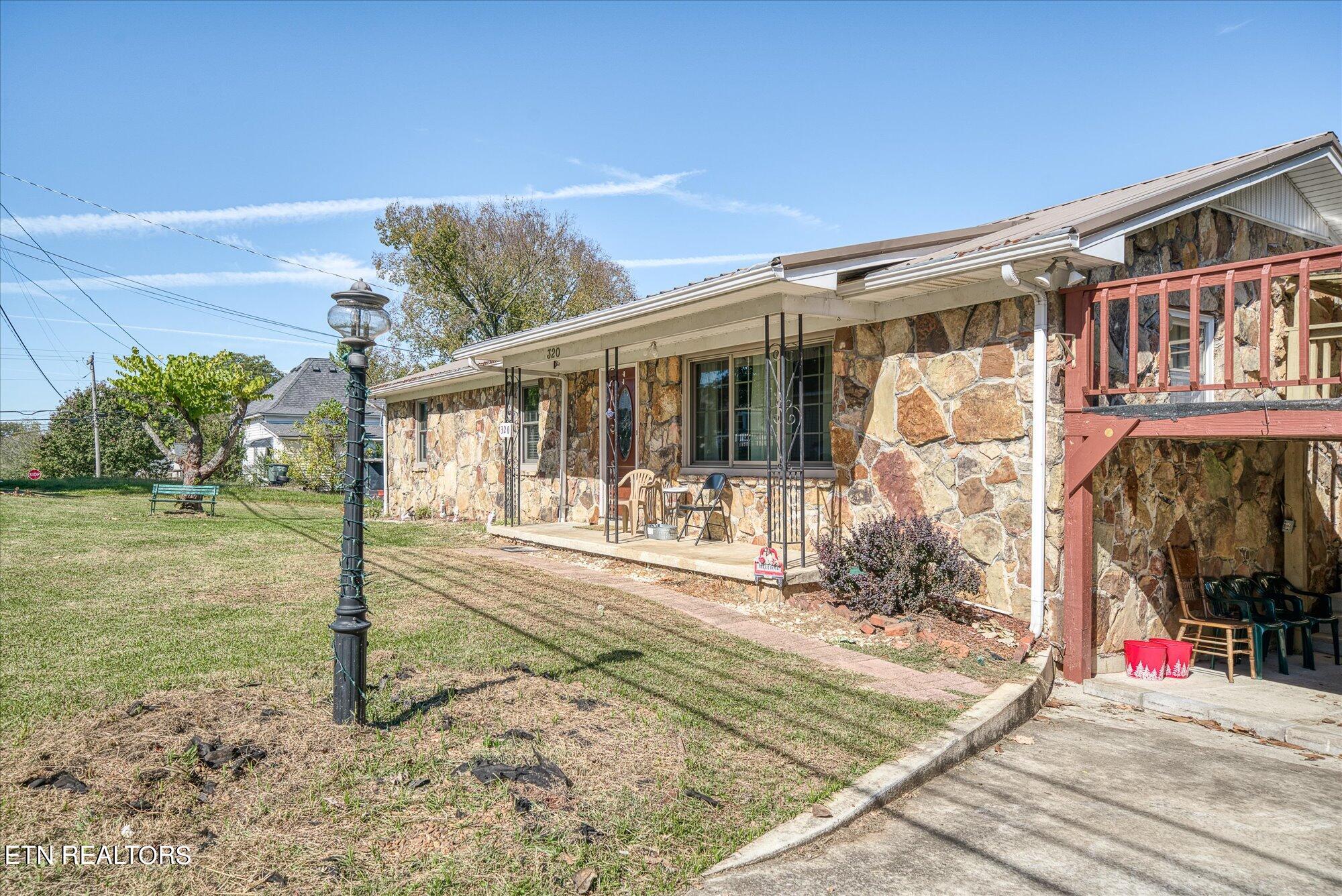 320 Walker St Property Photo 21