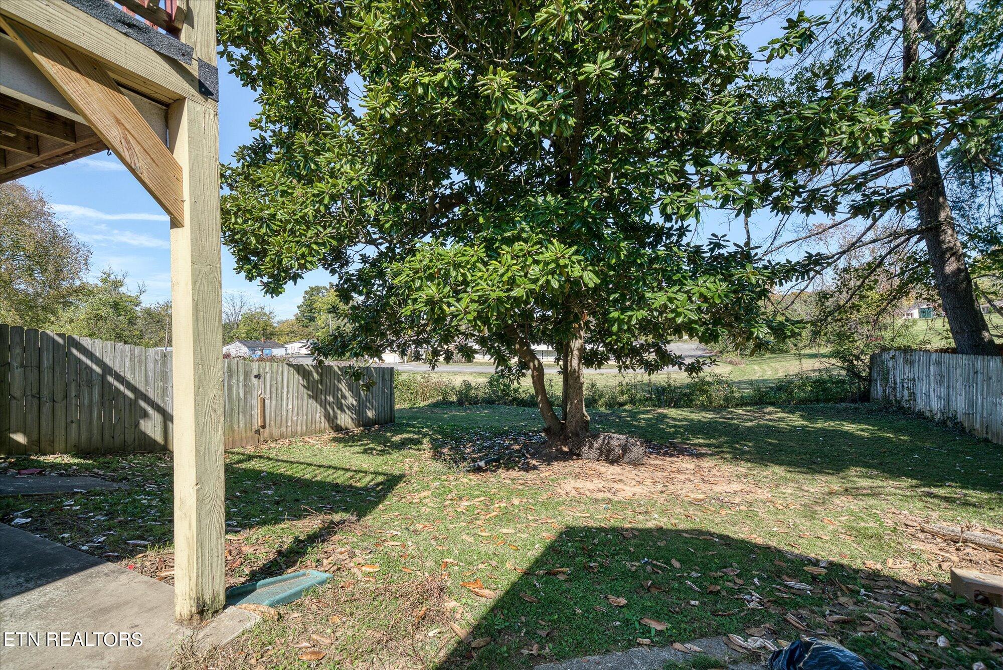320 Walker St Property Photo 23
