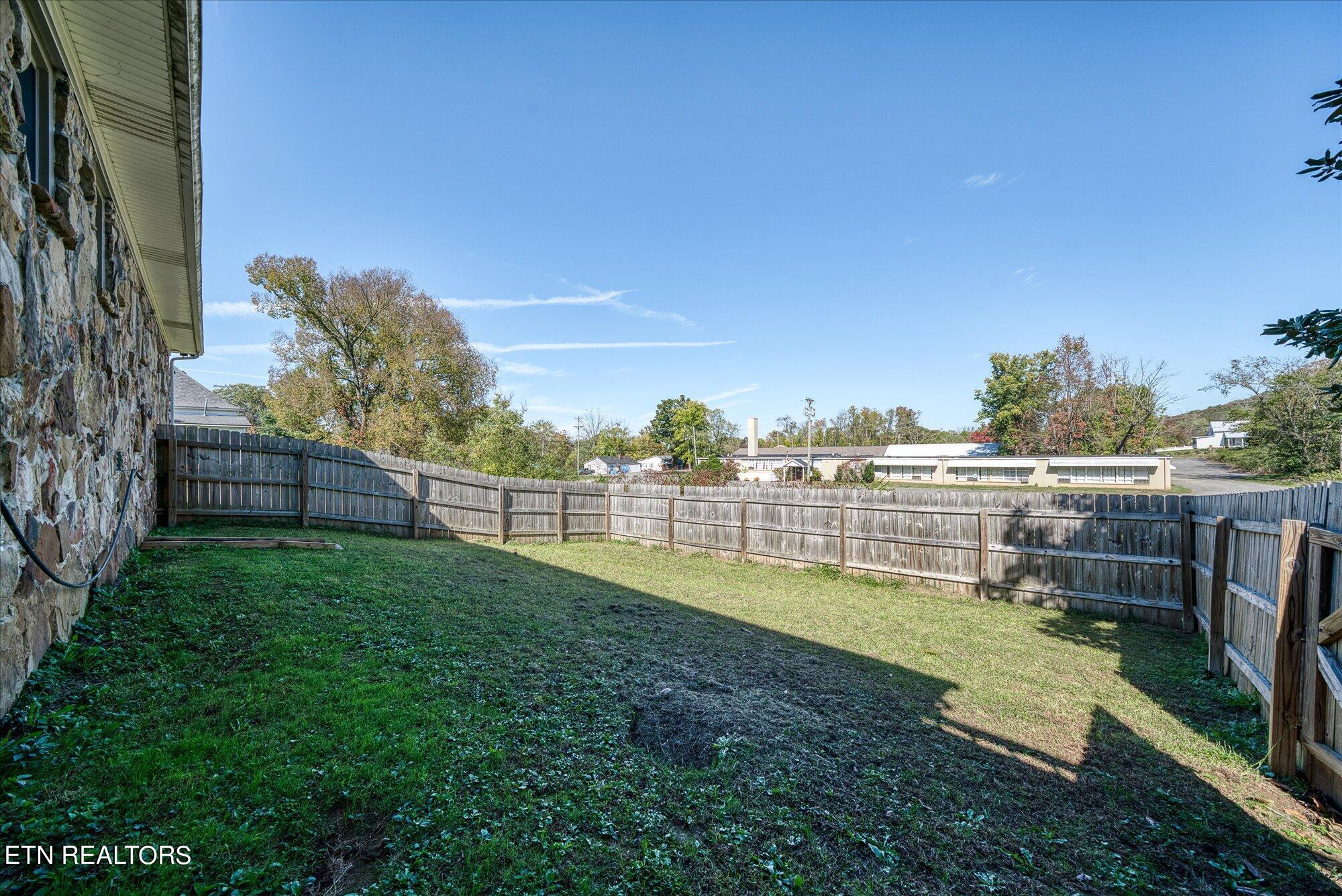 320 Walker St Property Photo 25