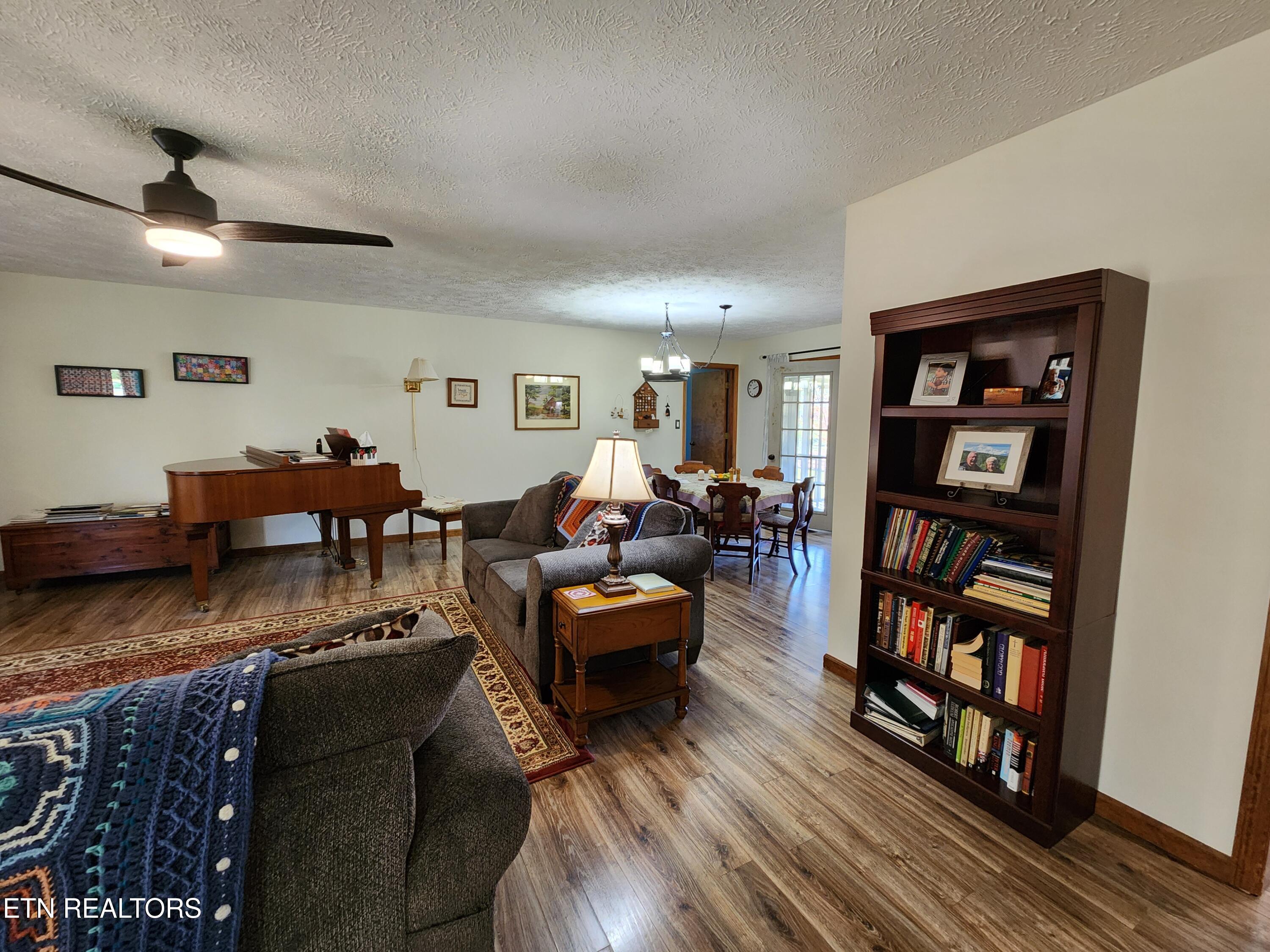 1023 S Dogwood Drive Property Photo 4
