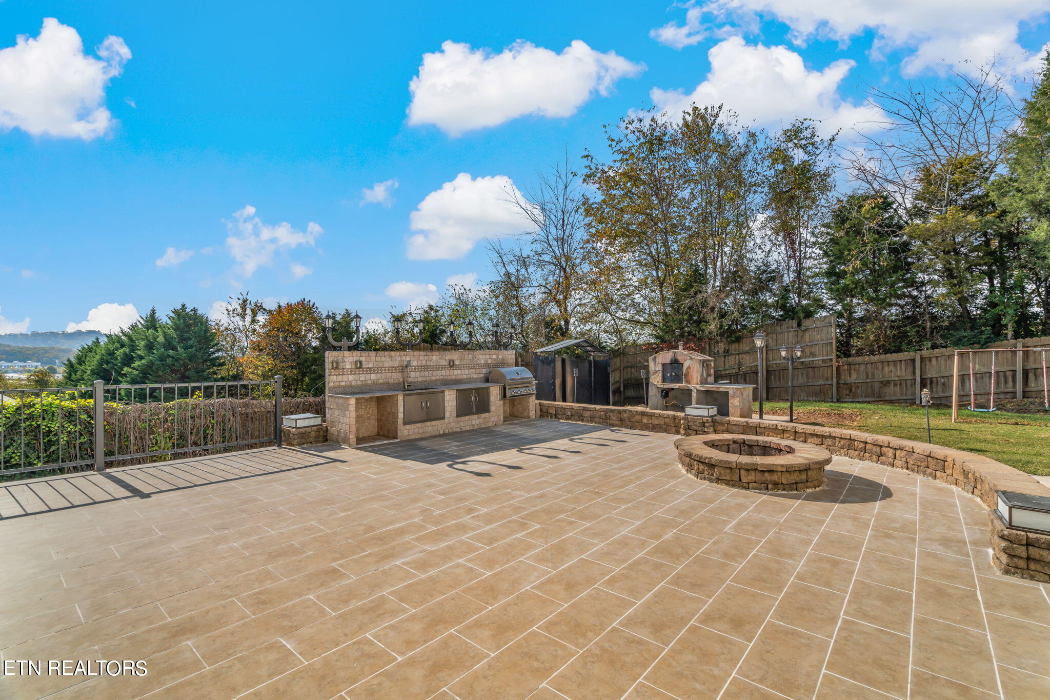 1843 Falling Waters Rd Property Photo 2