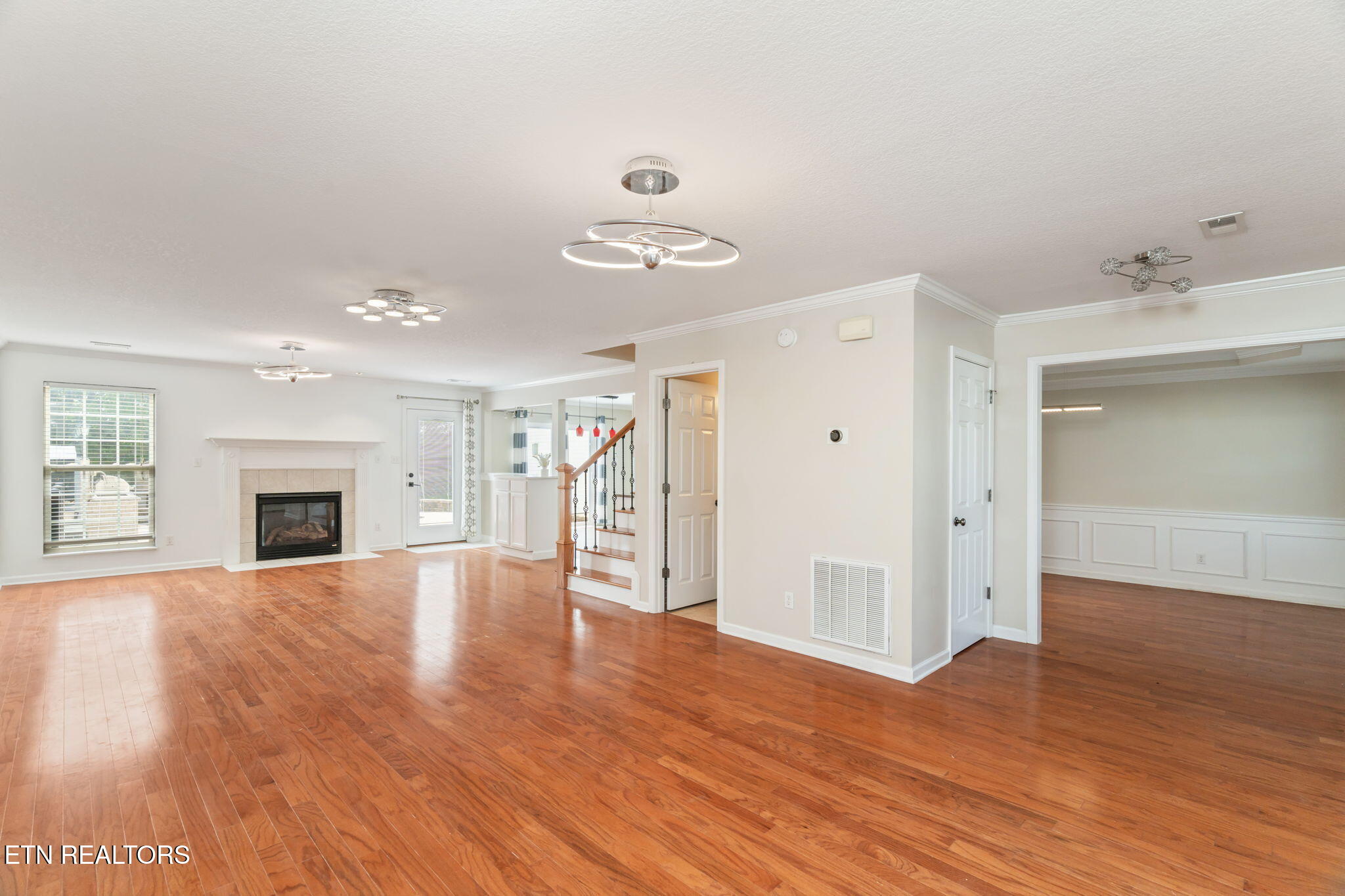 1843 Falling Waters Rd Property Photo 4