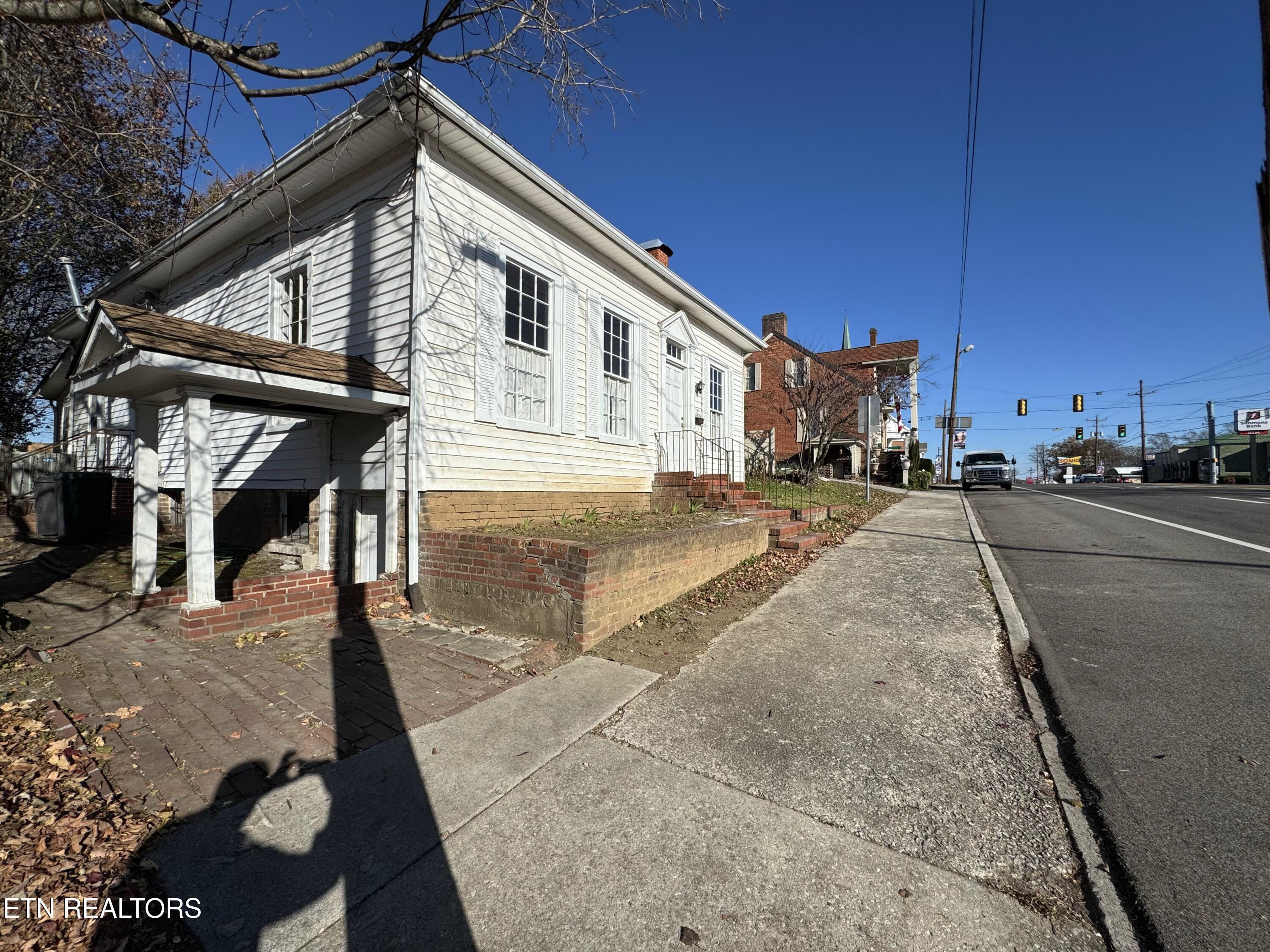 135 N Kentucky St Property Photo