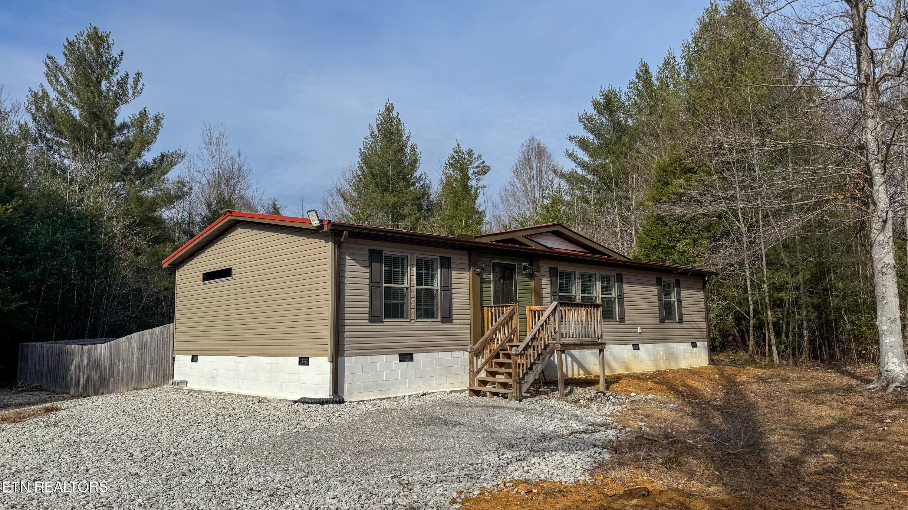365 E Isham Rd Property Photo