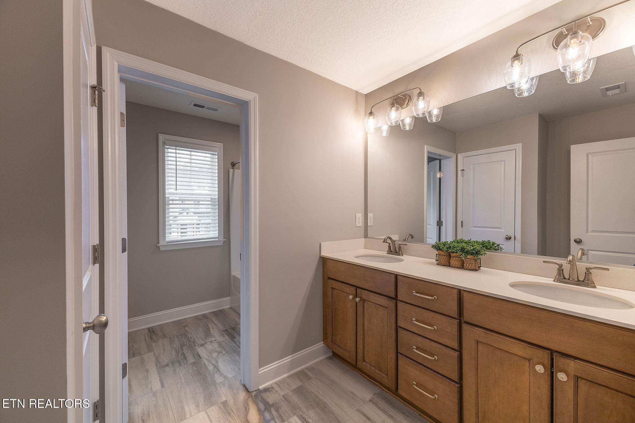 1819 English Ivy Lane Property Photo 19