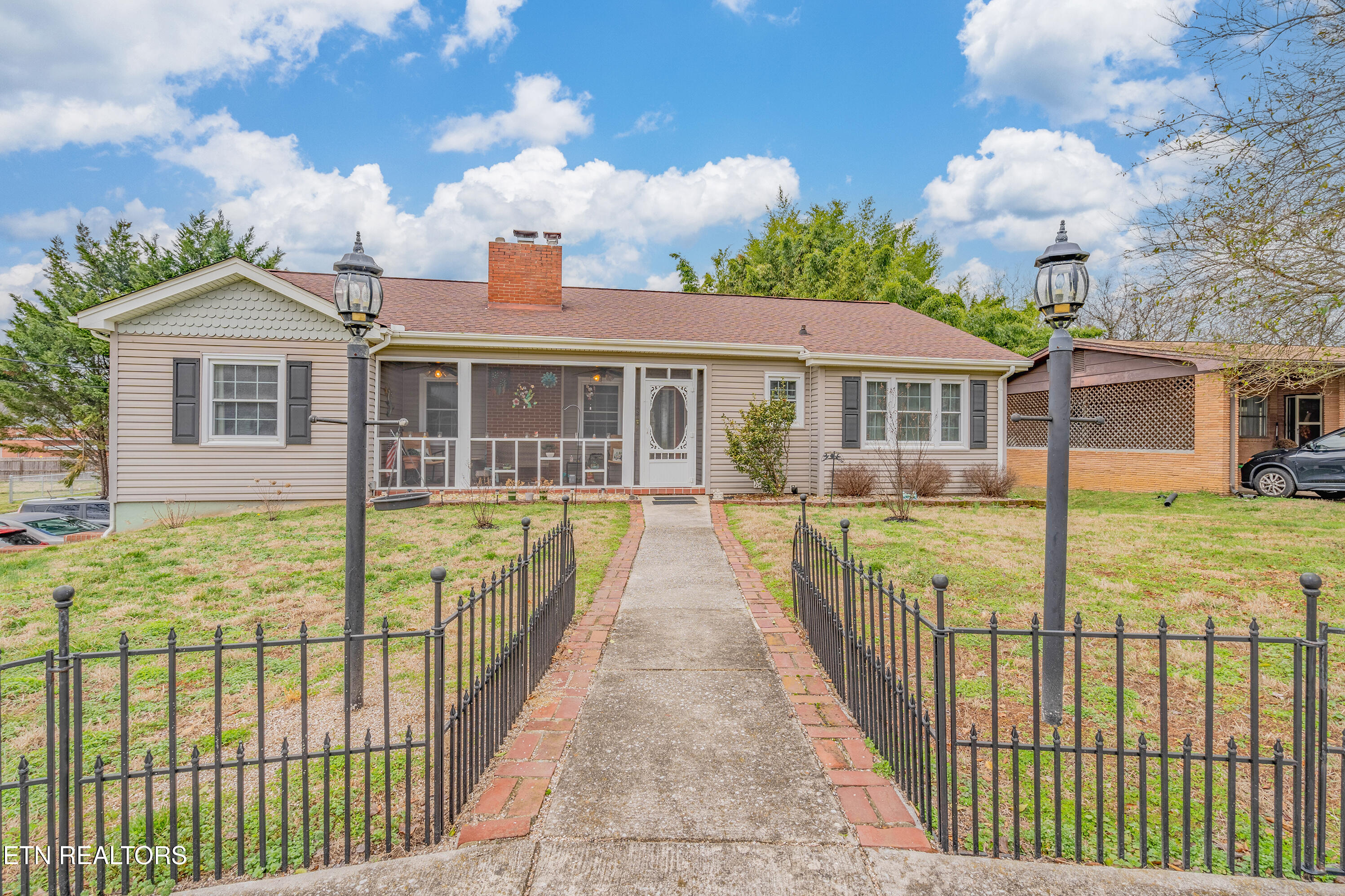 905 Rosedale Ave Property Photo