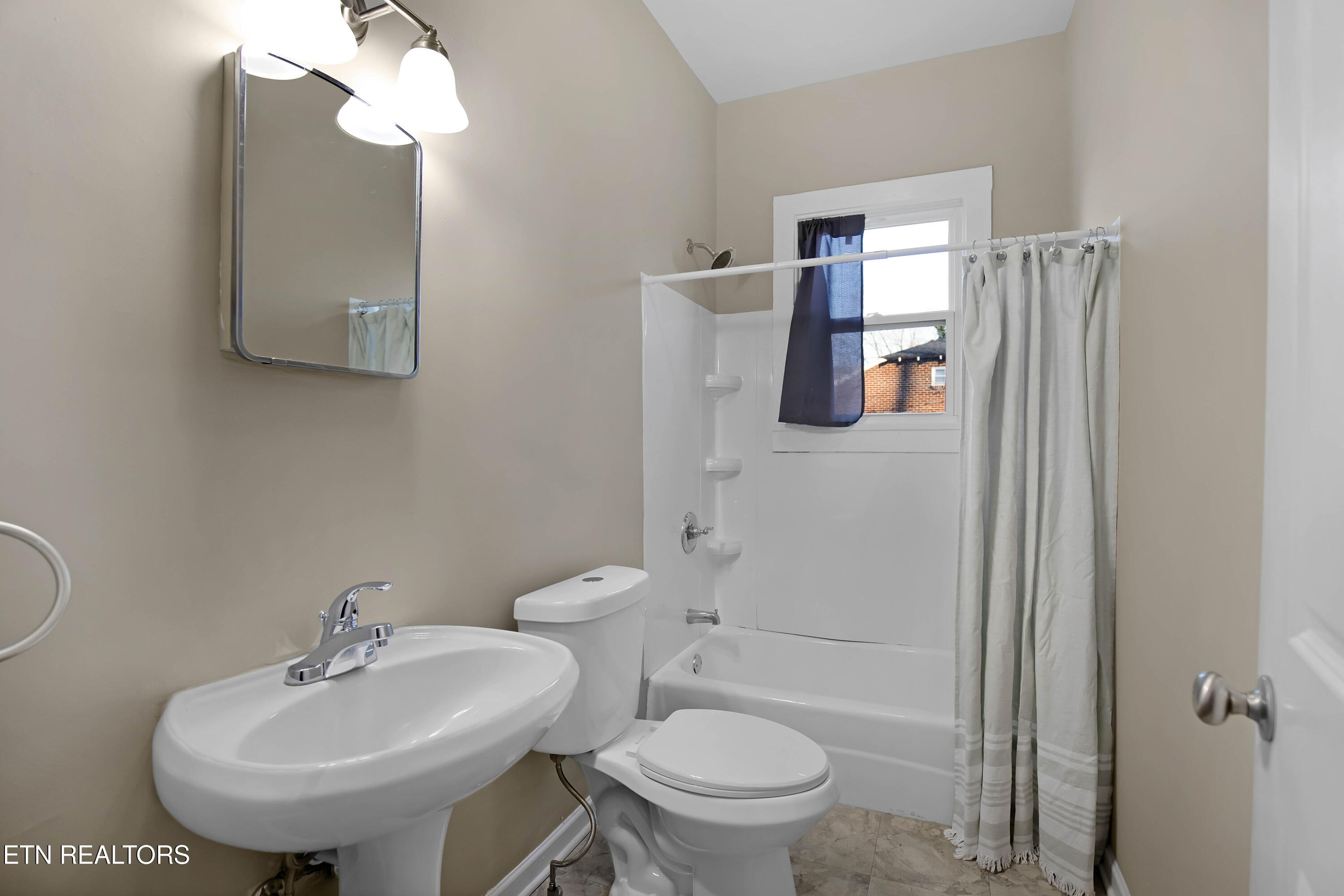 308 Melrose St Property Photo 13
