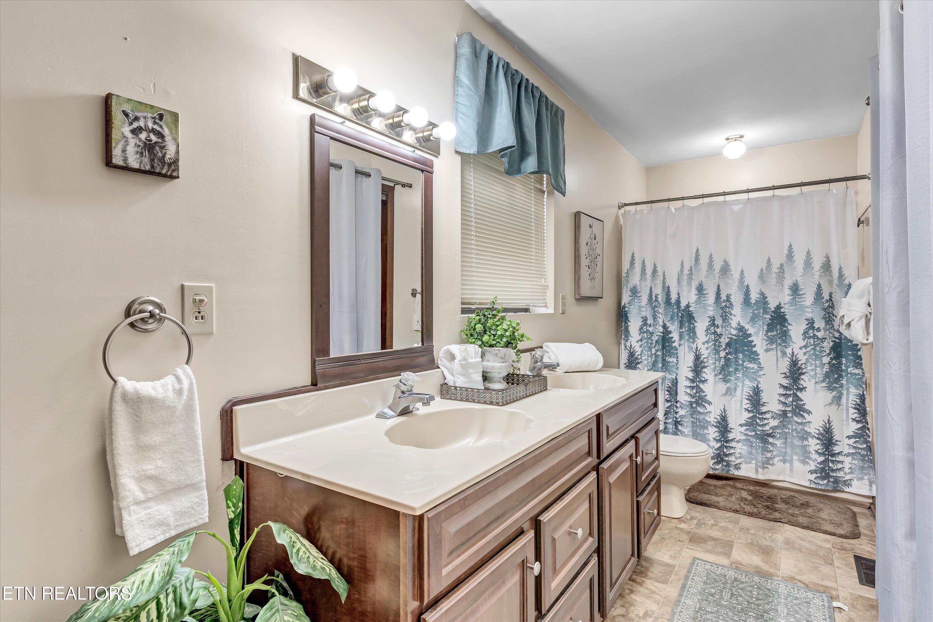 1008 N Ridge Place Property Photo 15
