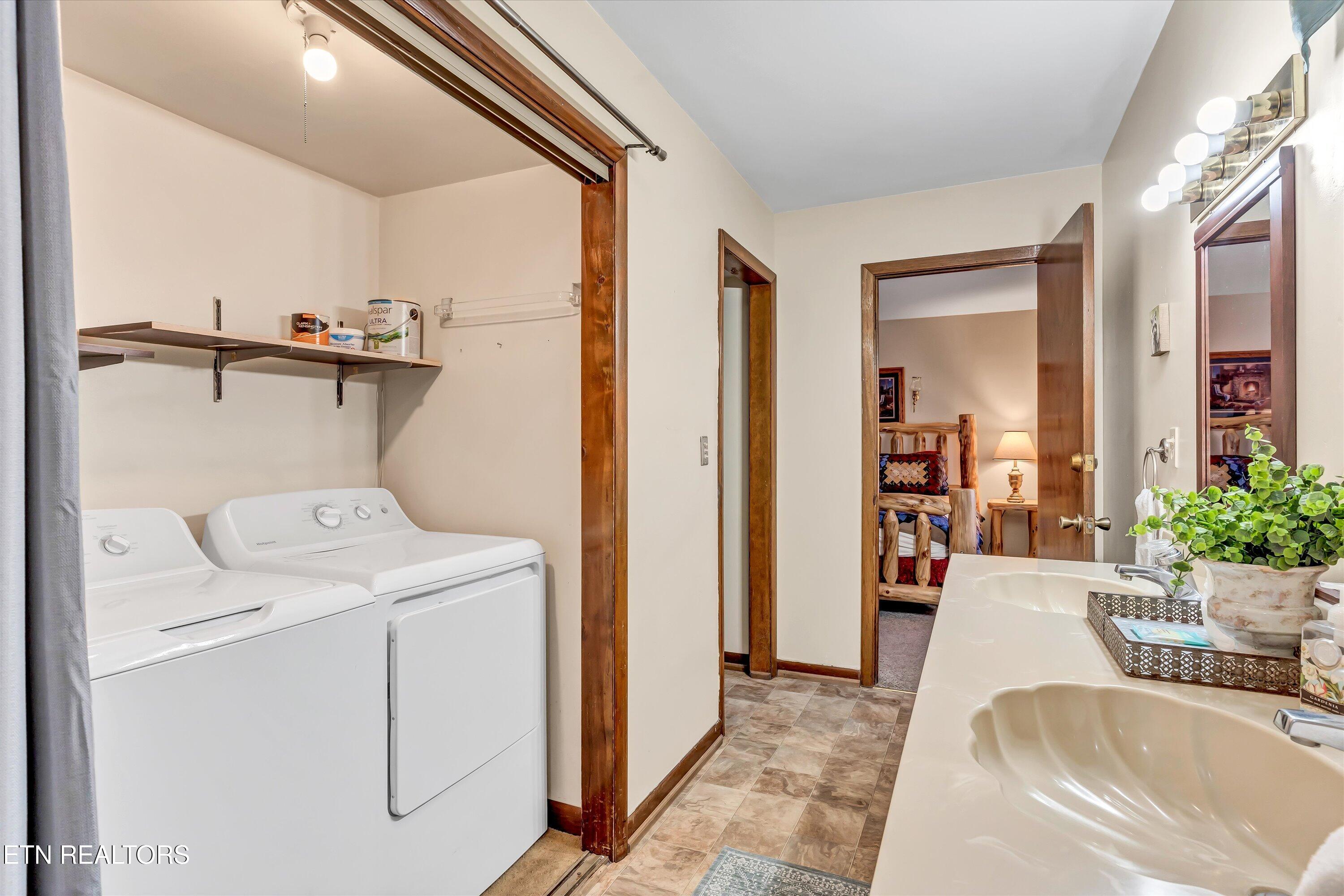 1008 N Ridge Place Property Photo 16