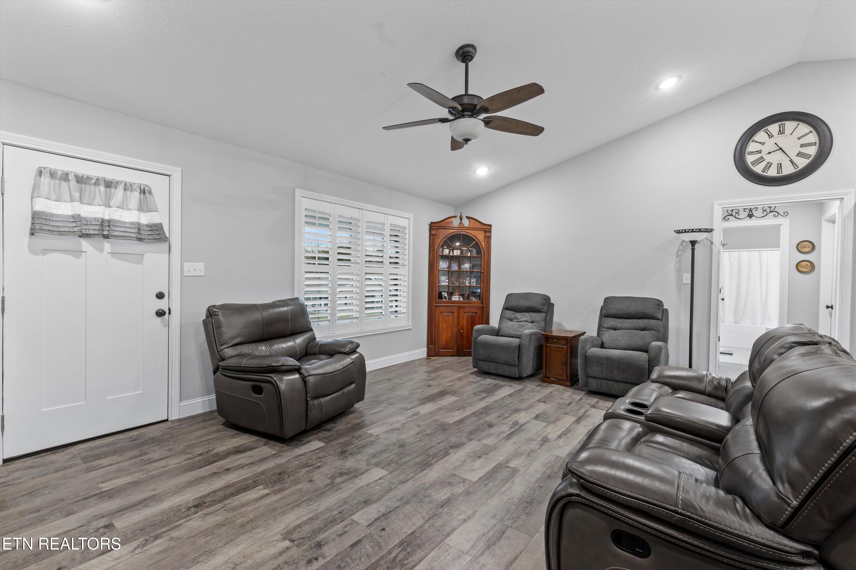 188 Jb St Property Photo 6