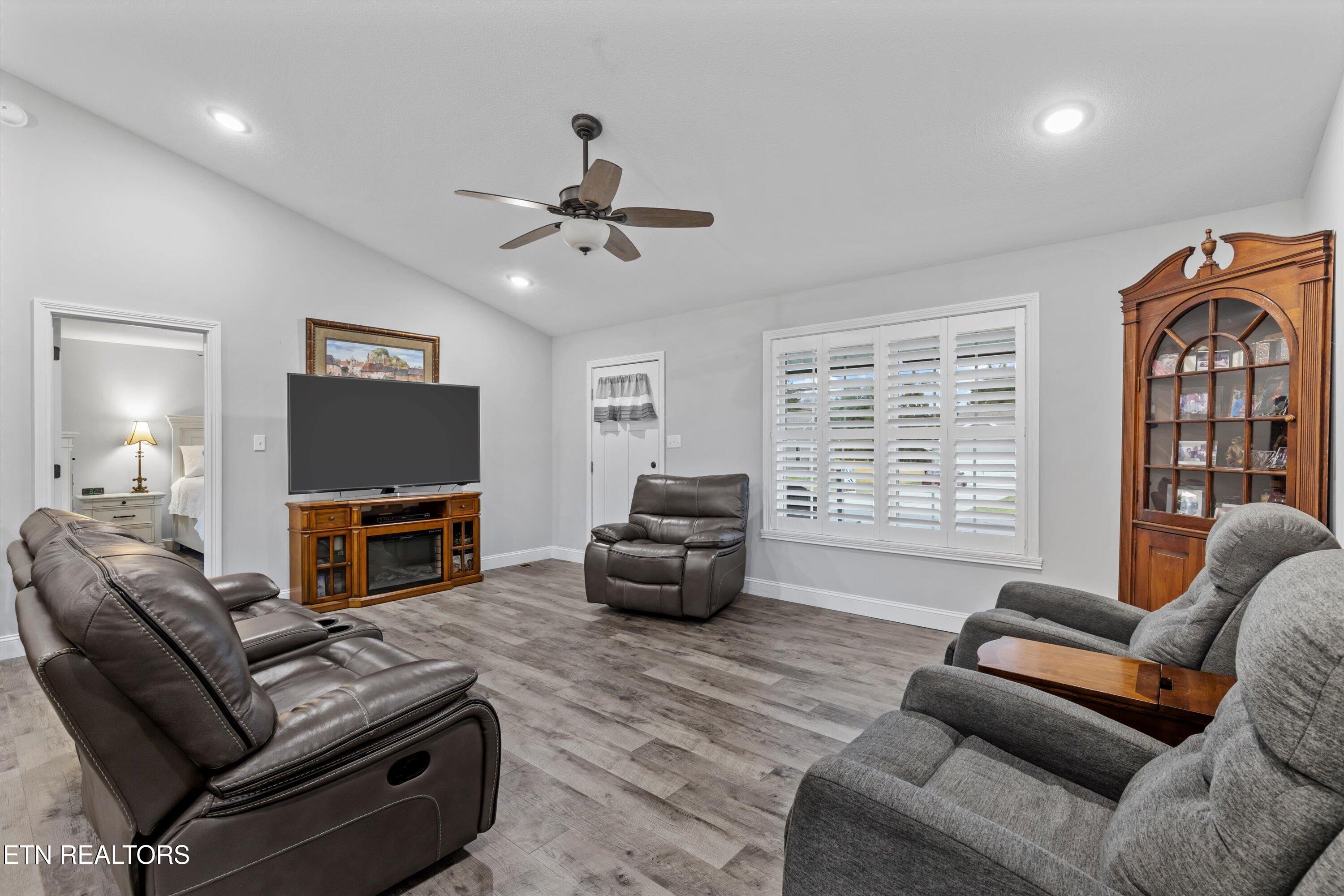 188 Jb St Property Photo 8