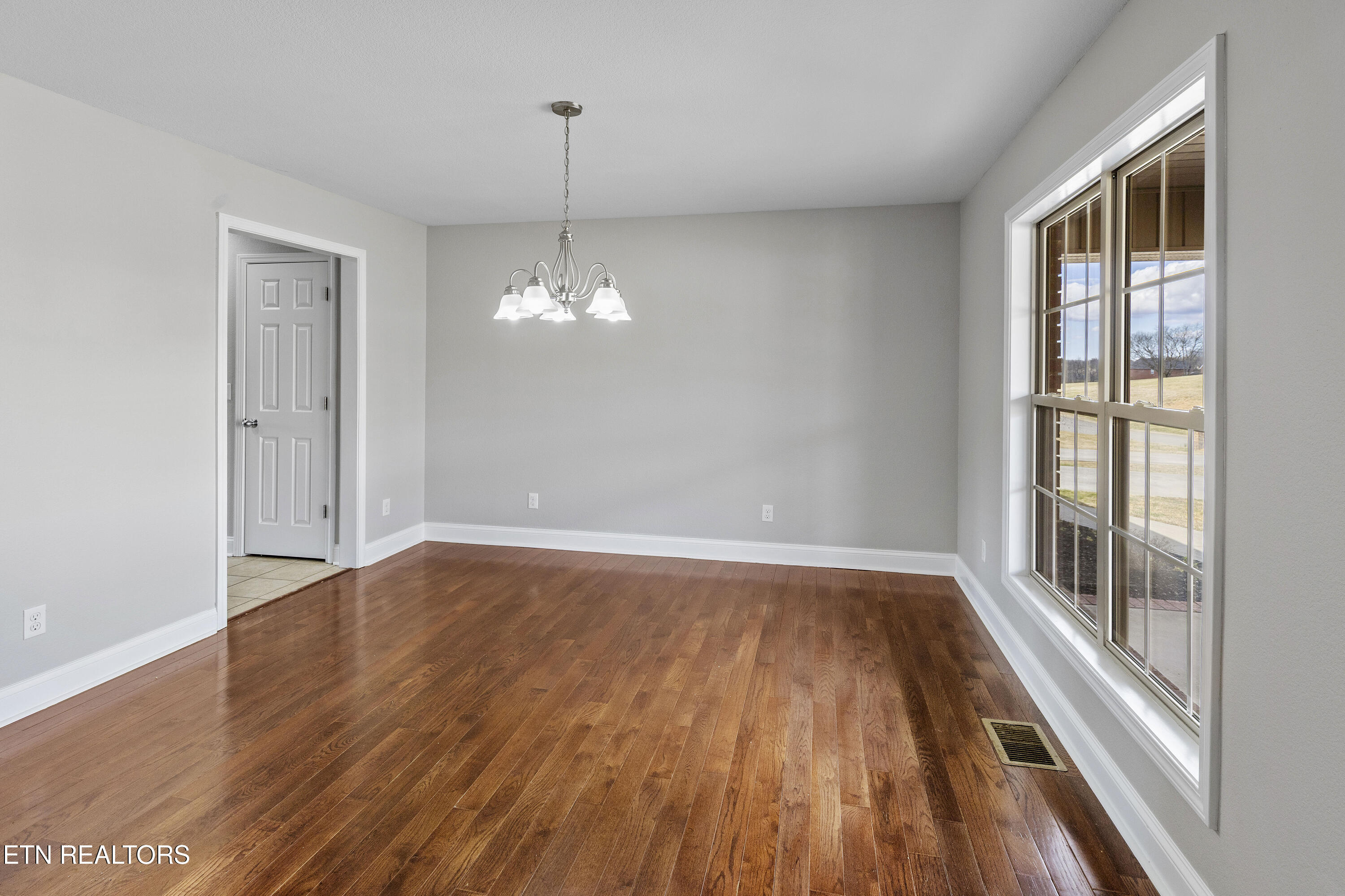 1330 Sugarland Circle Property Photo 5