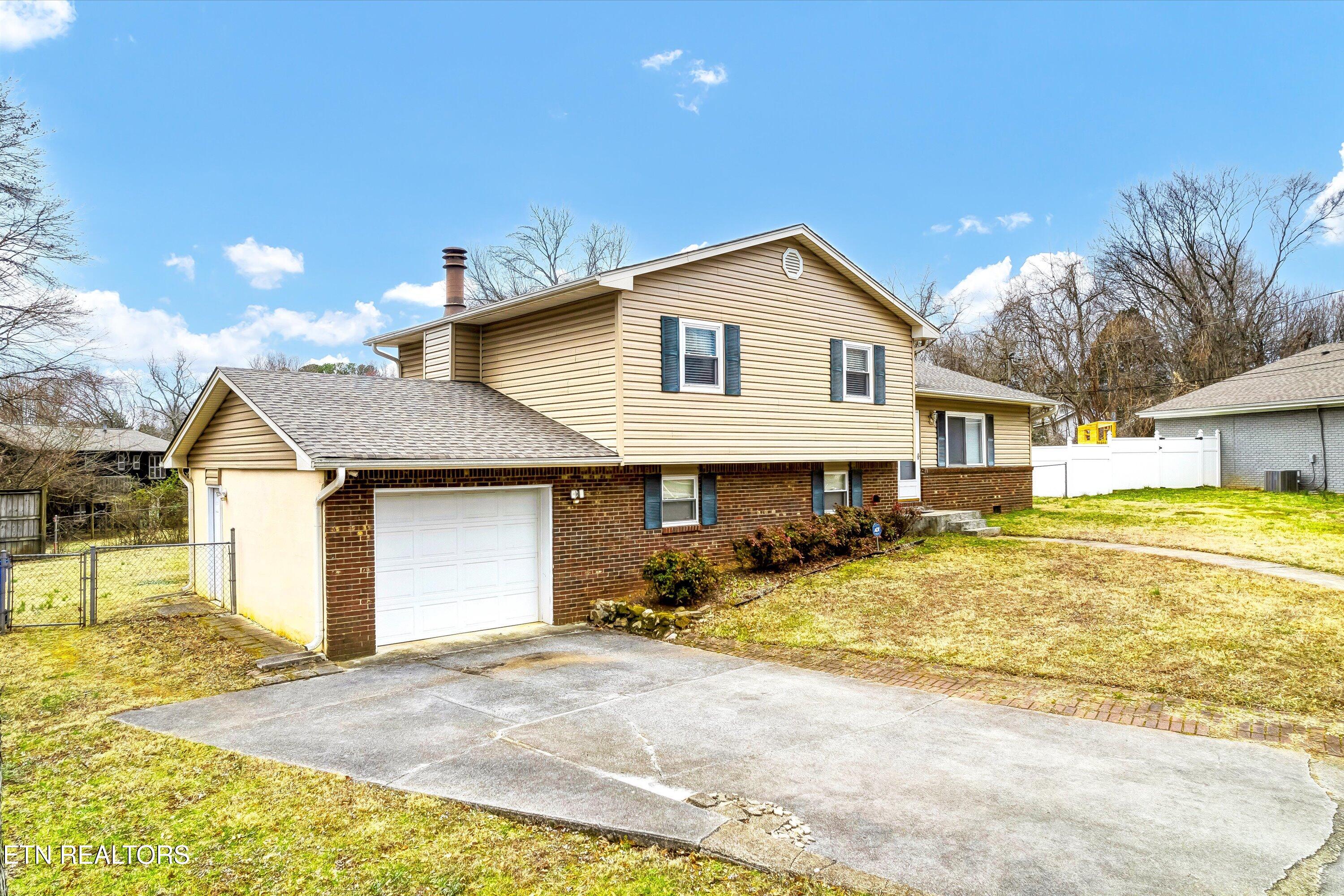 8618 Peppertree Lane Property Photo 3