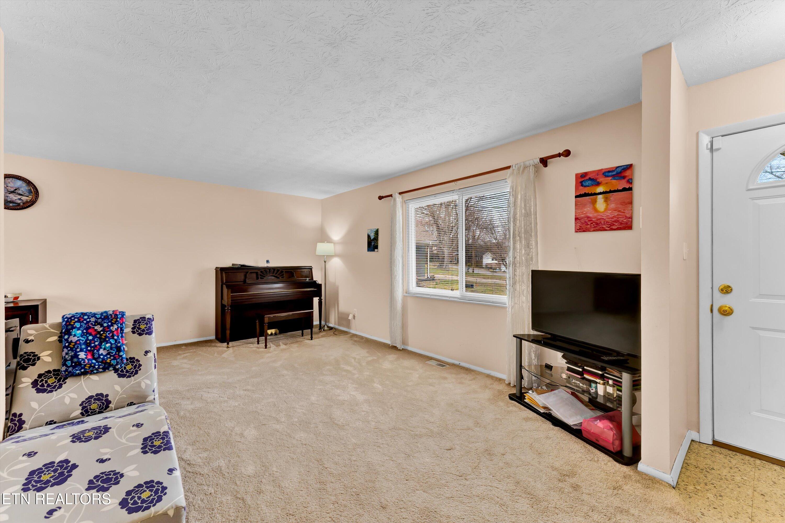 8618 Peppertree Lane Property Photo 4