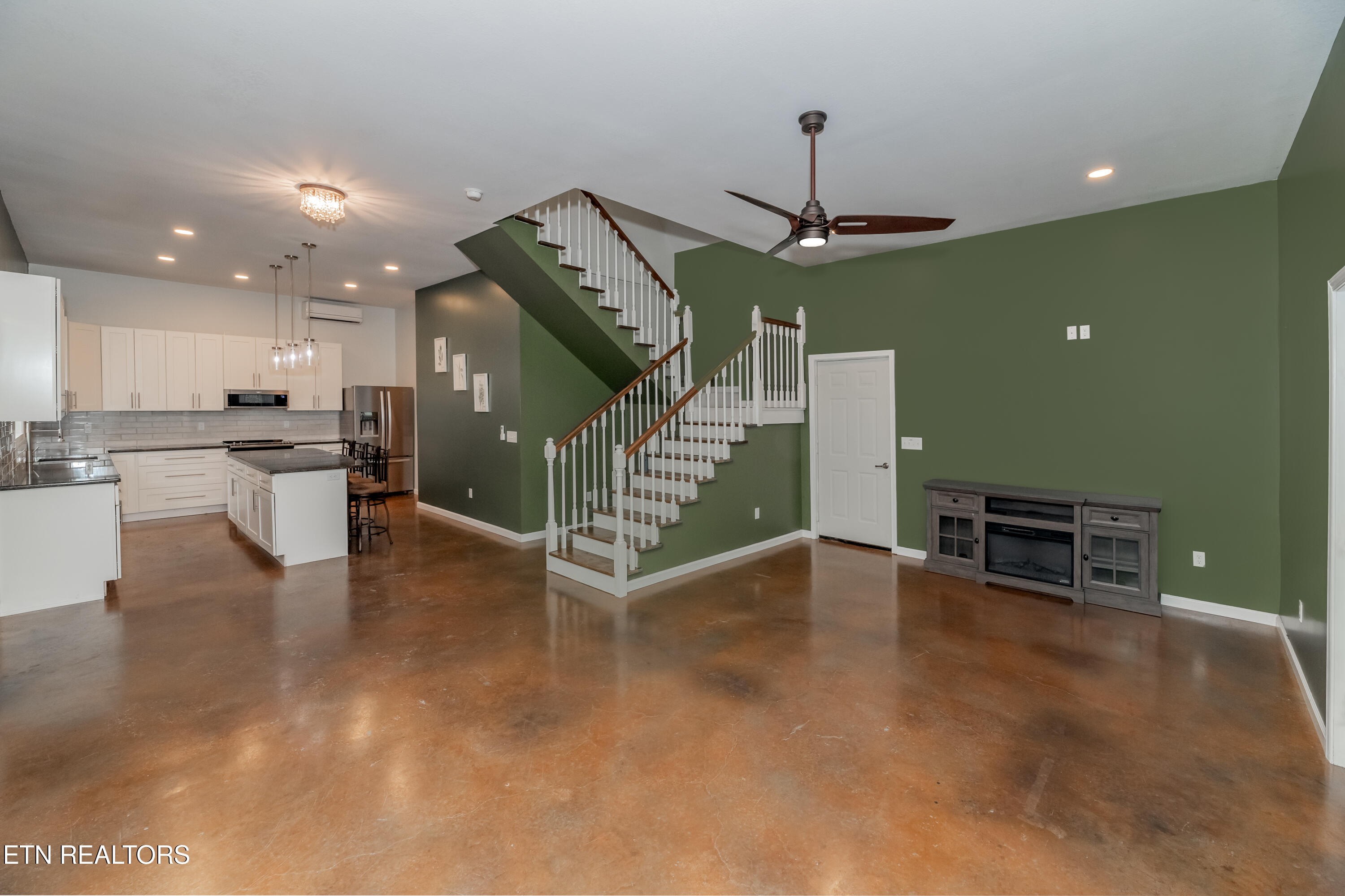 8811 Ellis Lane Property Photo 4
