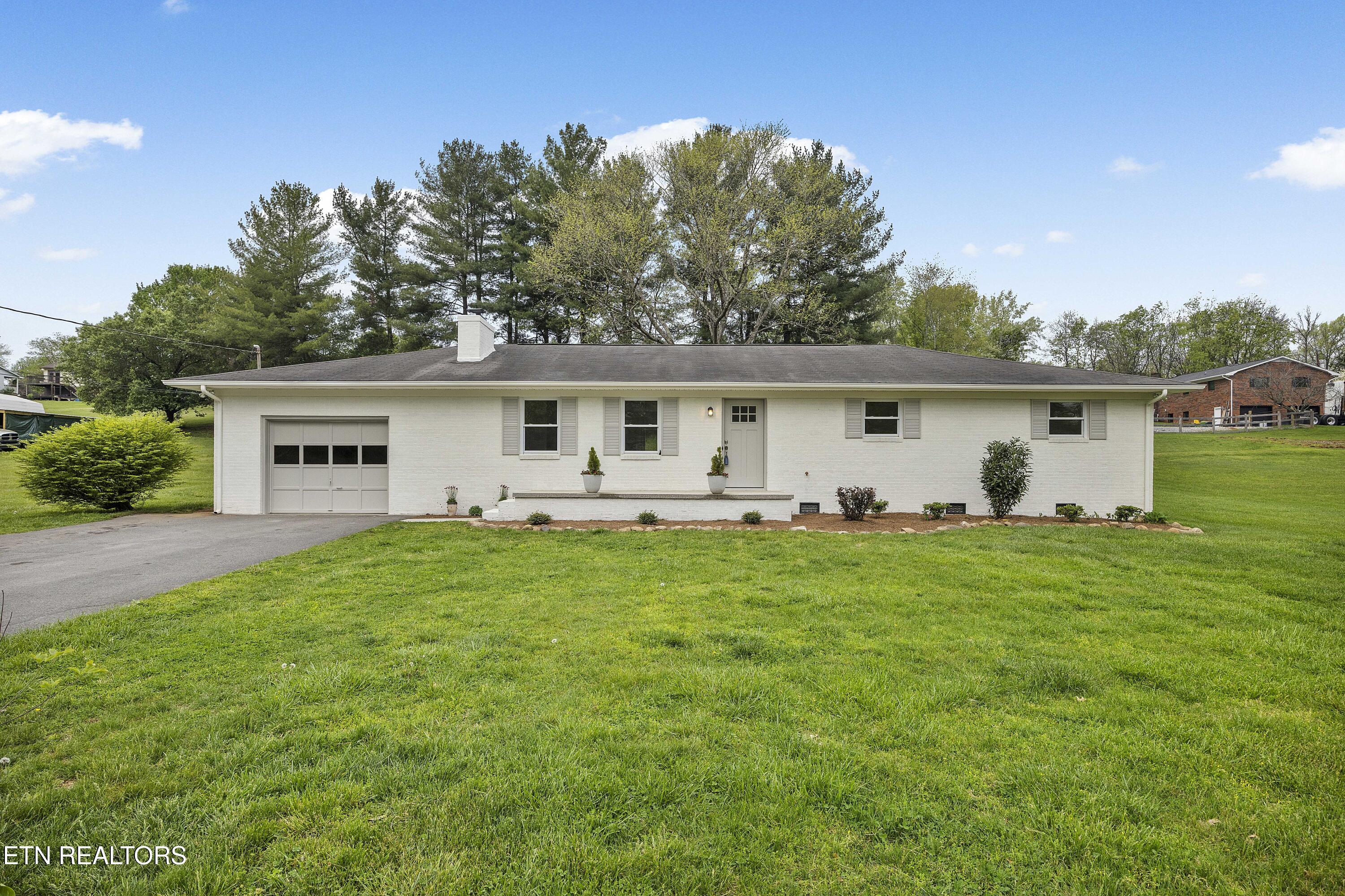 929 N East End Rd Property Photo 1