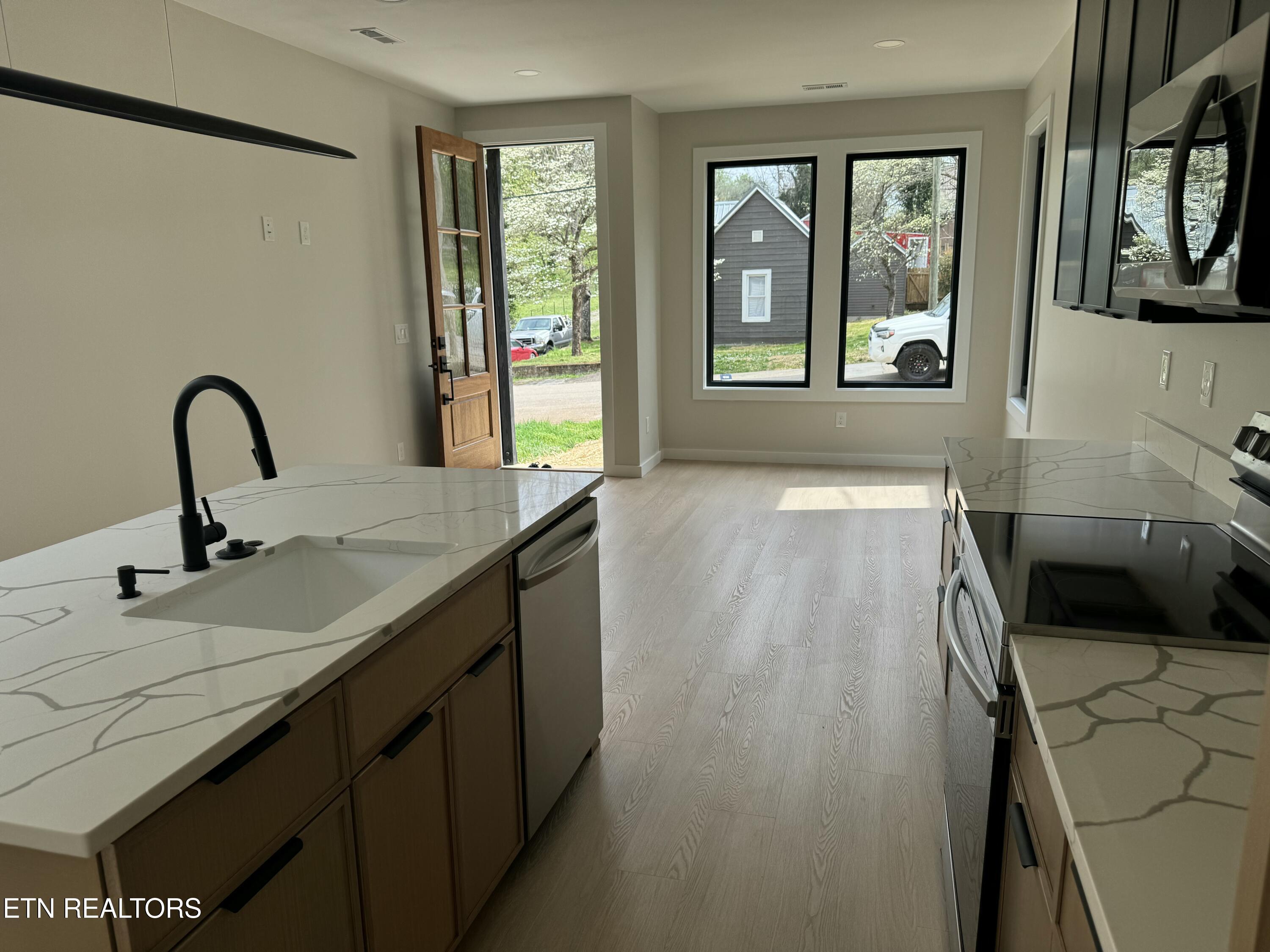 2217 Lincoln St Property Photo 3