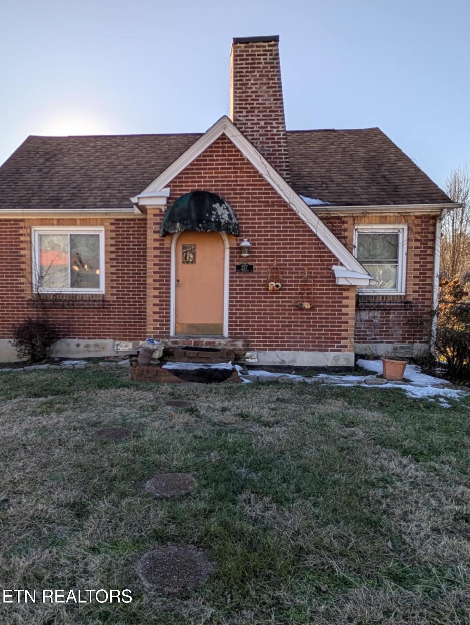 227 E Weaver St Property Photo 1