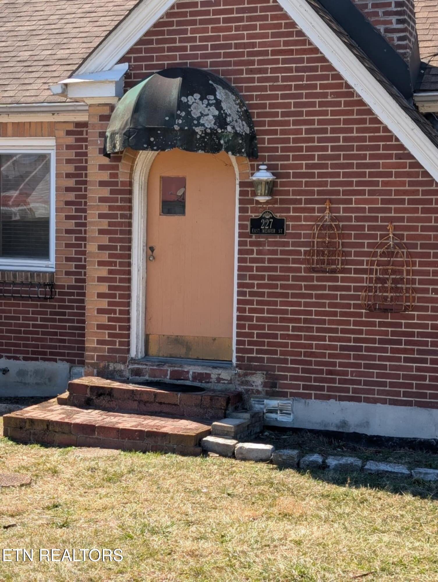227 E Weaver St Property Photo 2