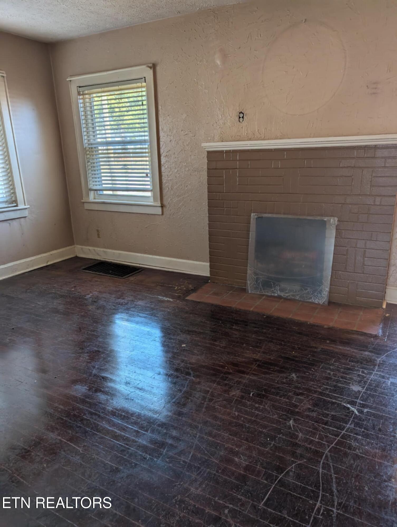 227 E Weaver St Property Photo 7